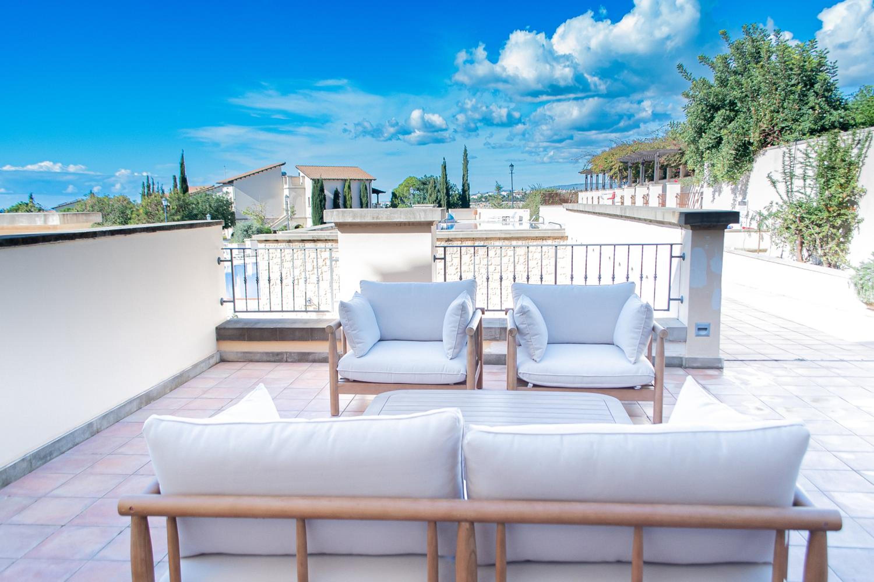 Luxury Pool View Flat L12