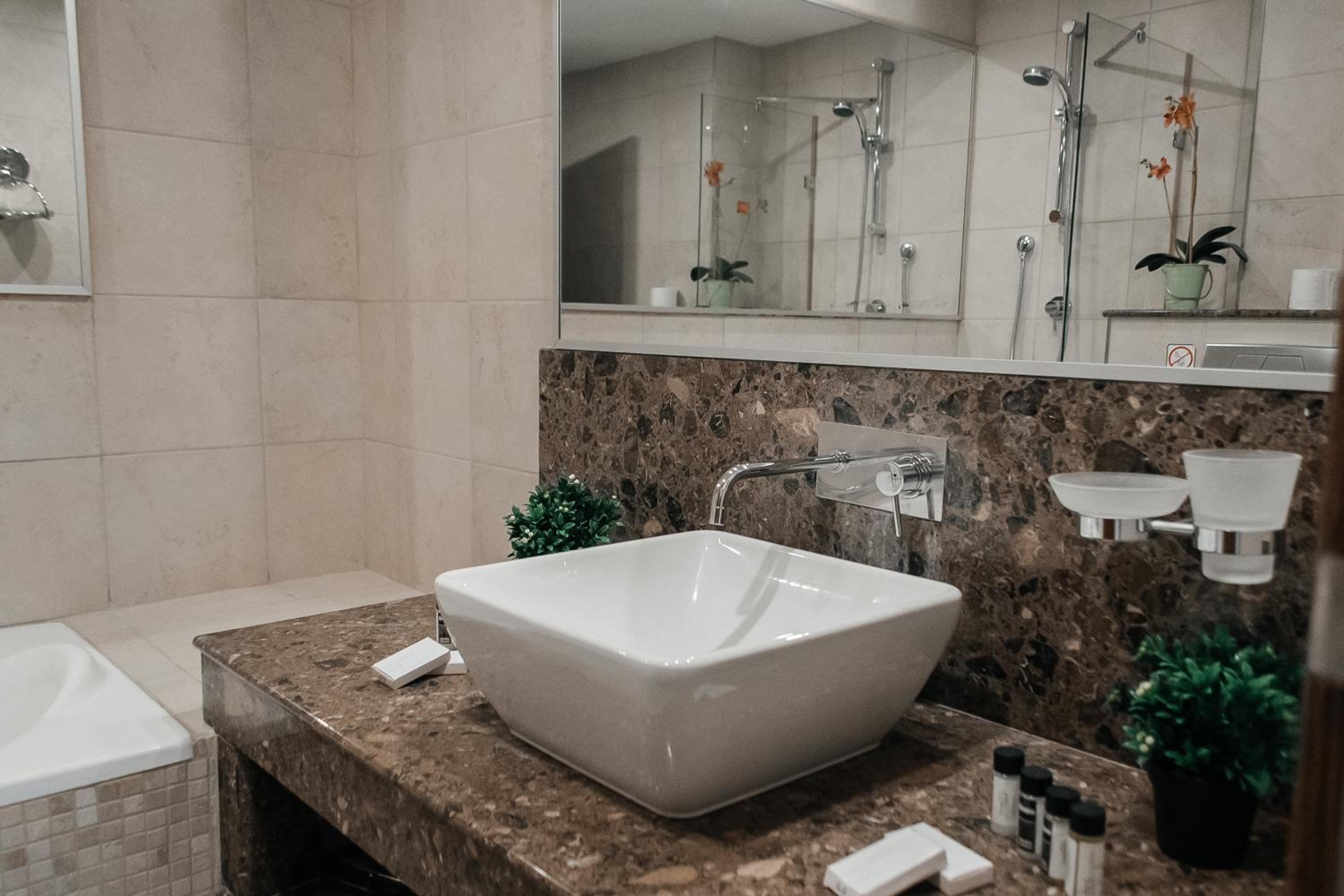 Luxury Pool View Flat L12