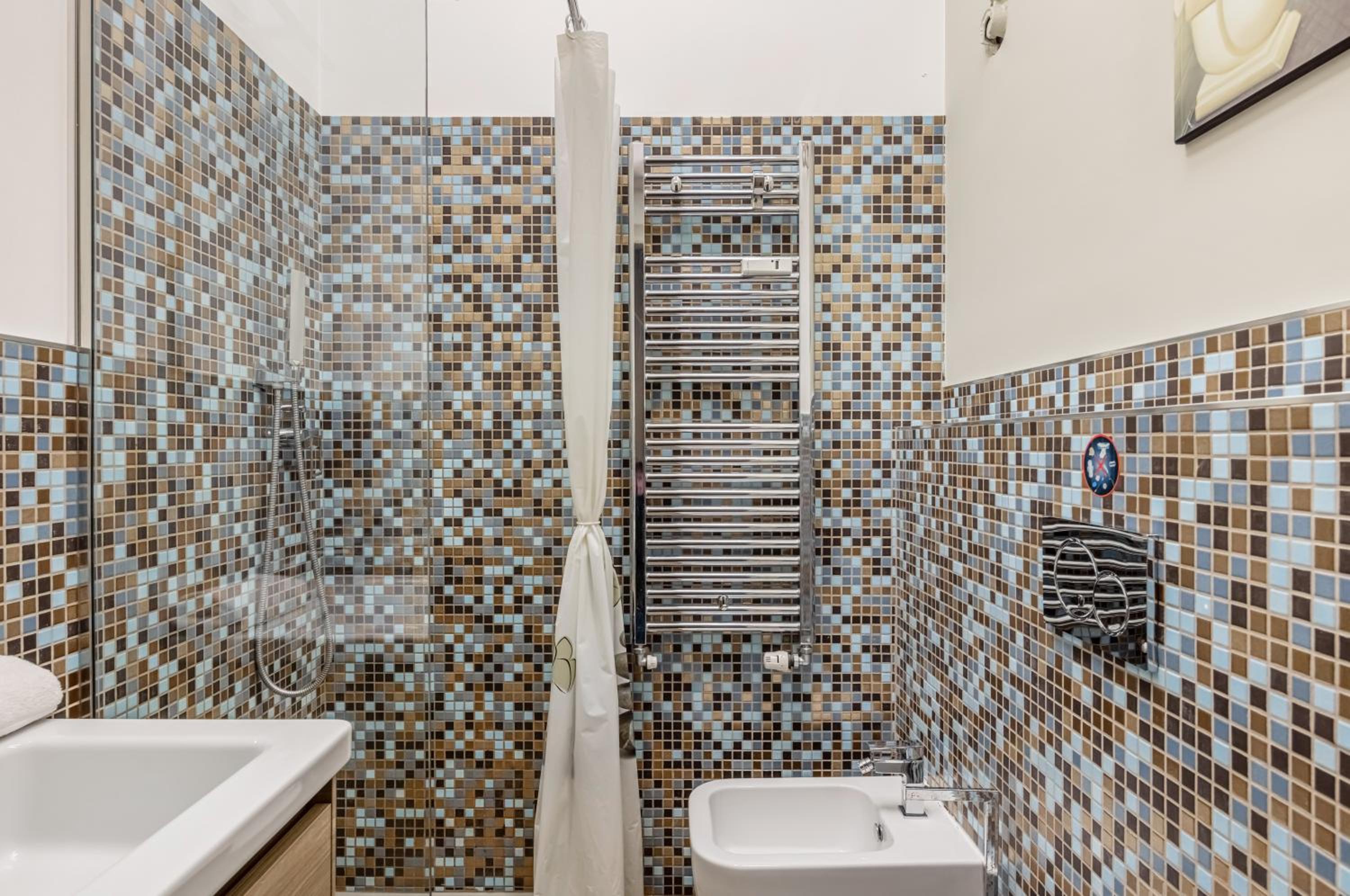 GuestHost - Piazza Castello Central Studio en Turin — bathroom