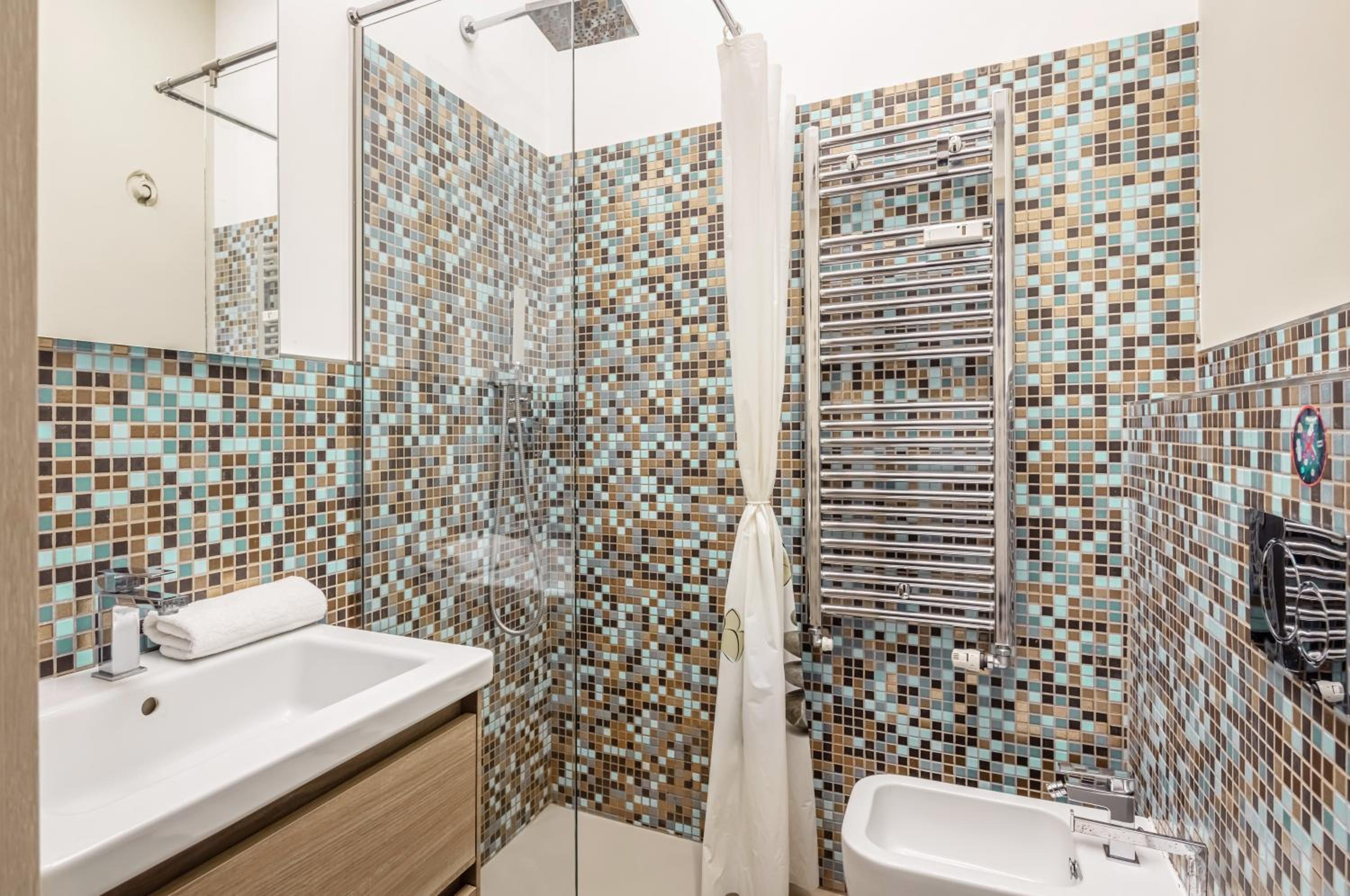 GuestHost - Piazza Castello Central Studio en Turin — bathroom