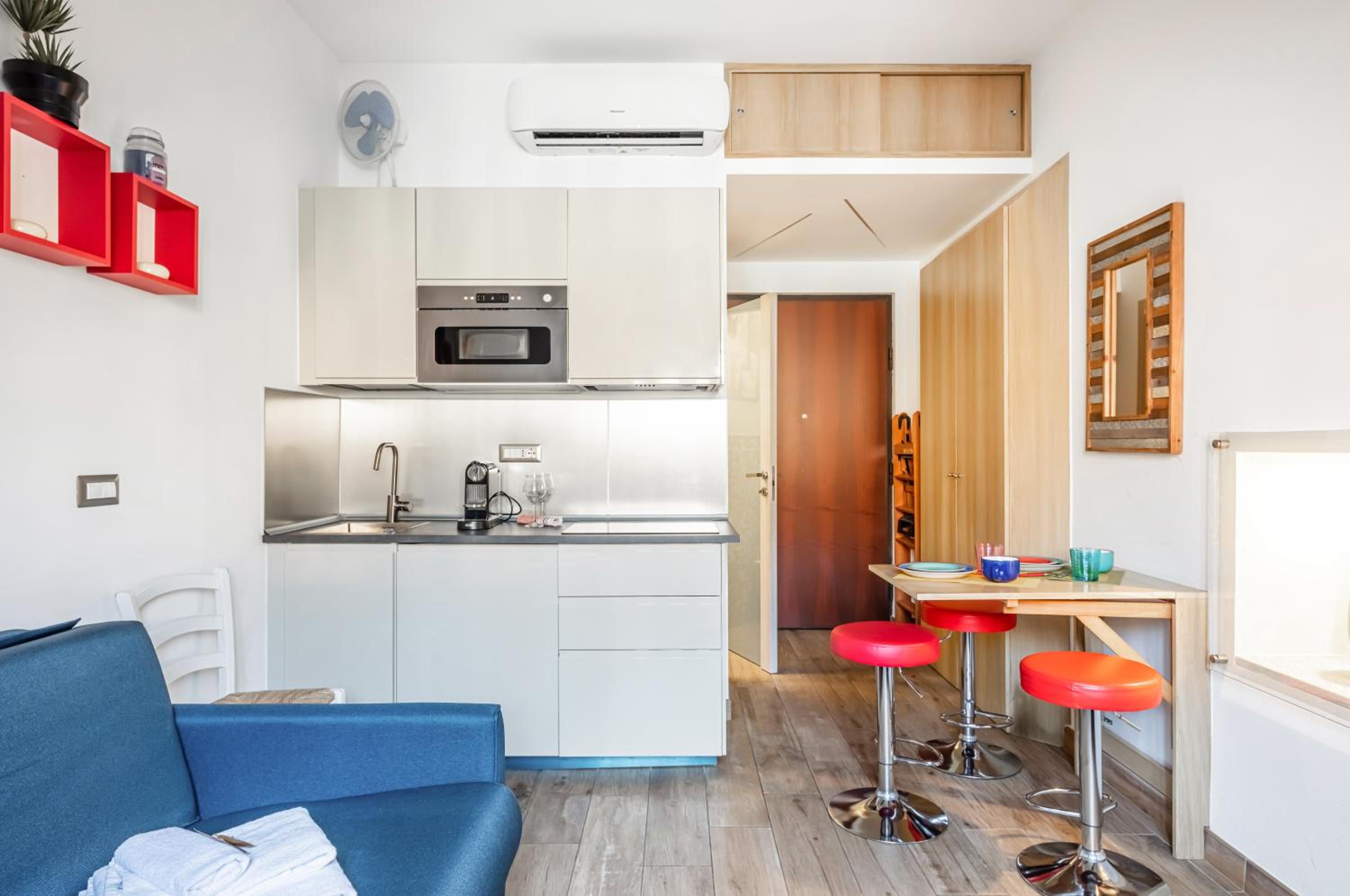 GuestHost - Piazza Castello Central Studio en Turin — kitchen