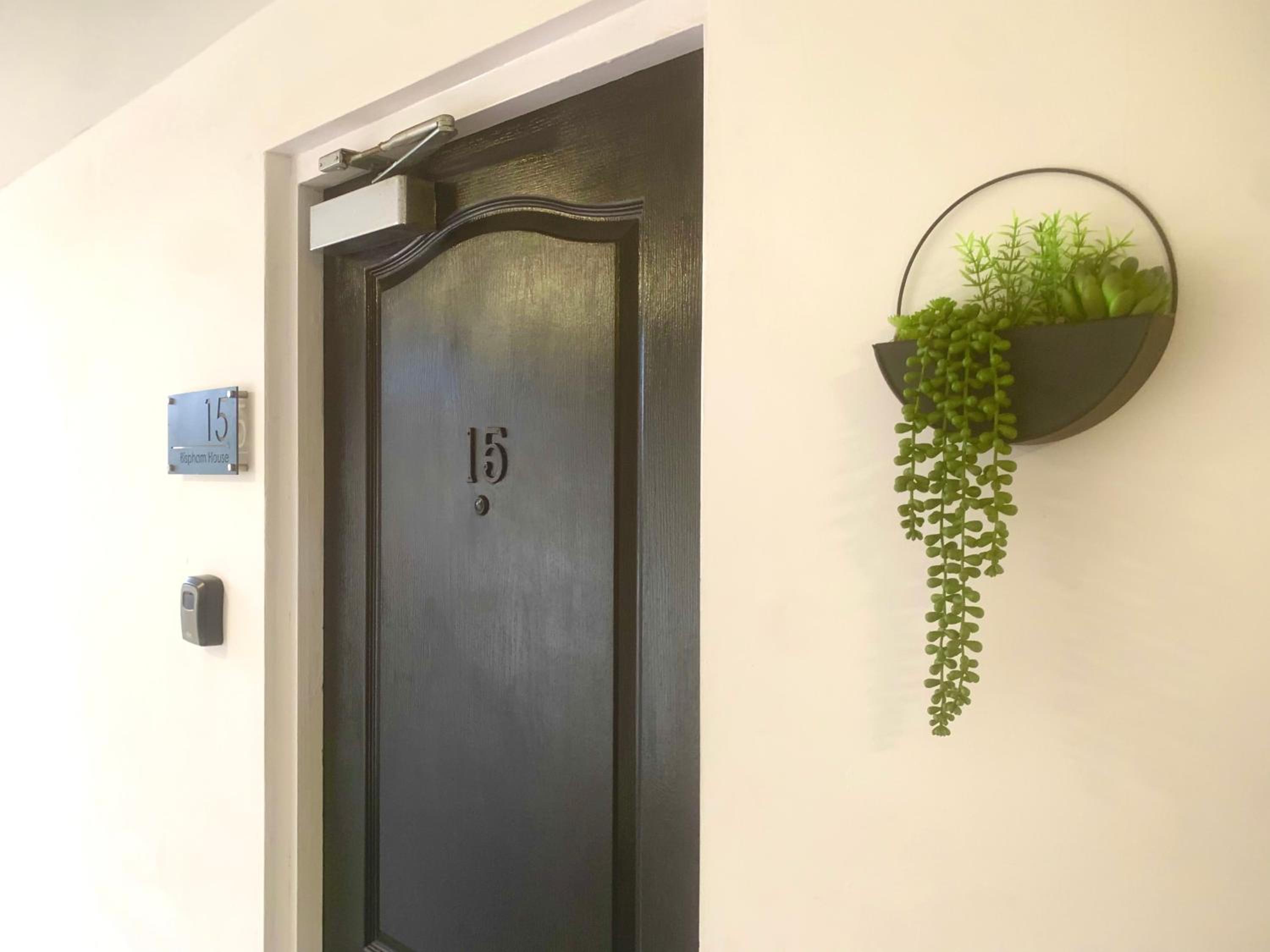 Spacious 3BR City Centre Apartment Free Parking