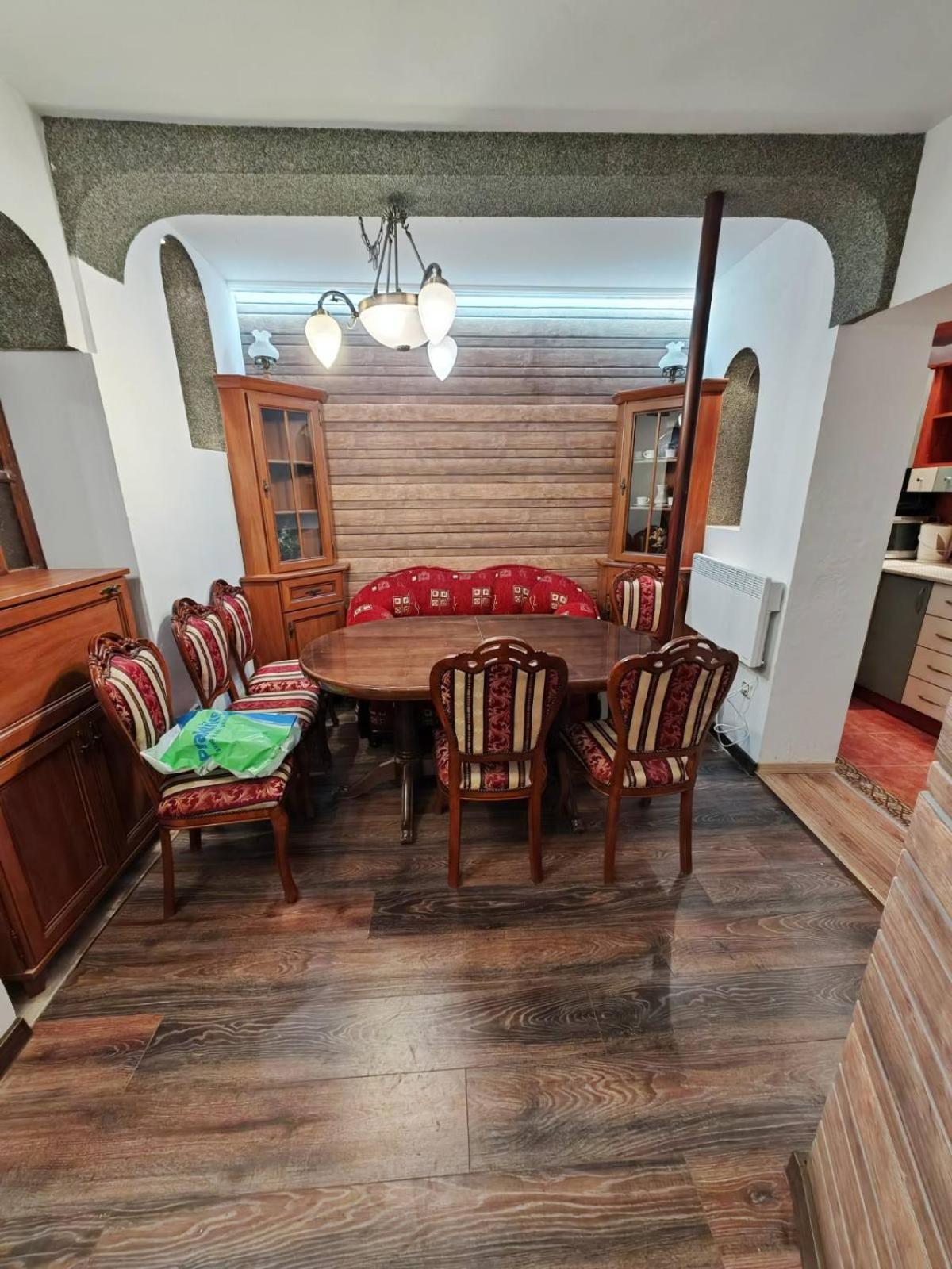 Central 1-BR Apartment