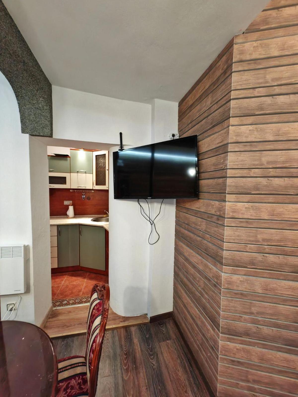 Central 1-BR Apartment