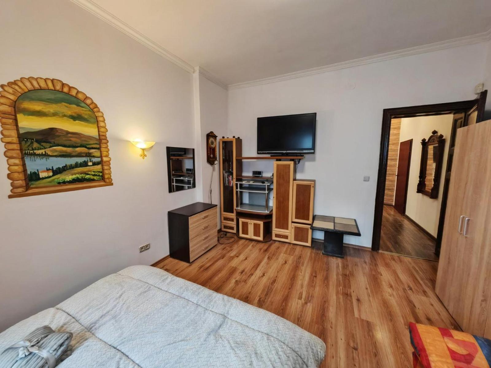 Central 1-BR Apartment