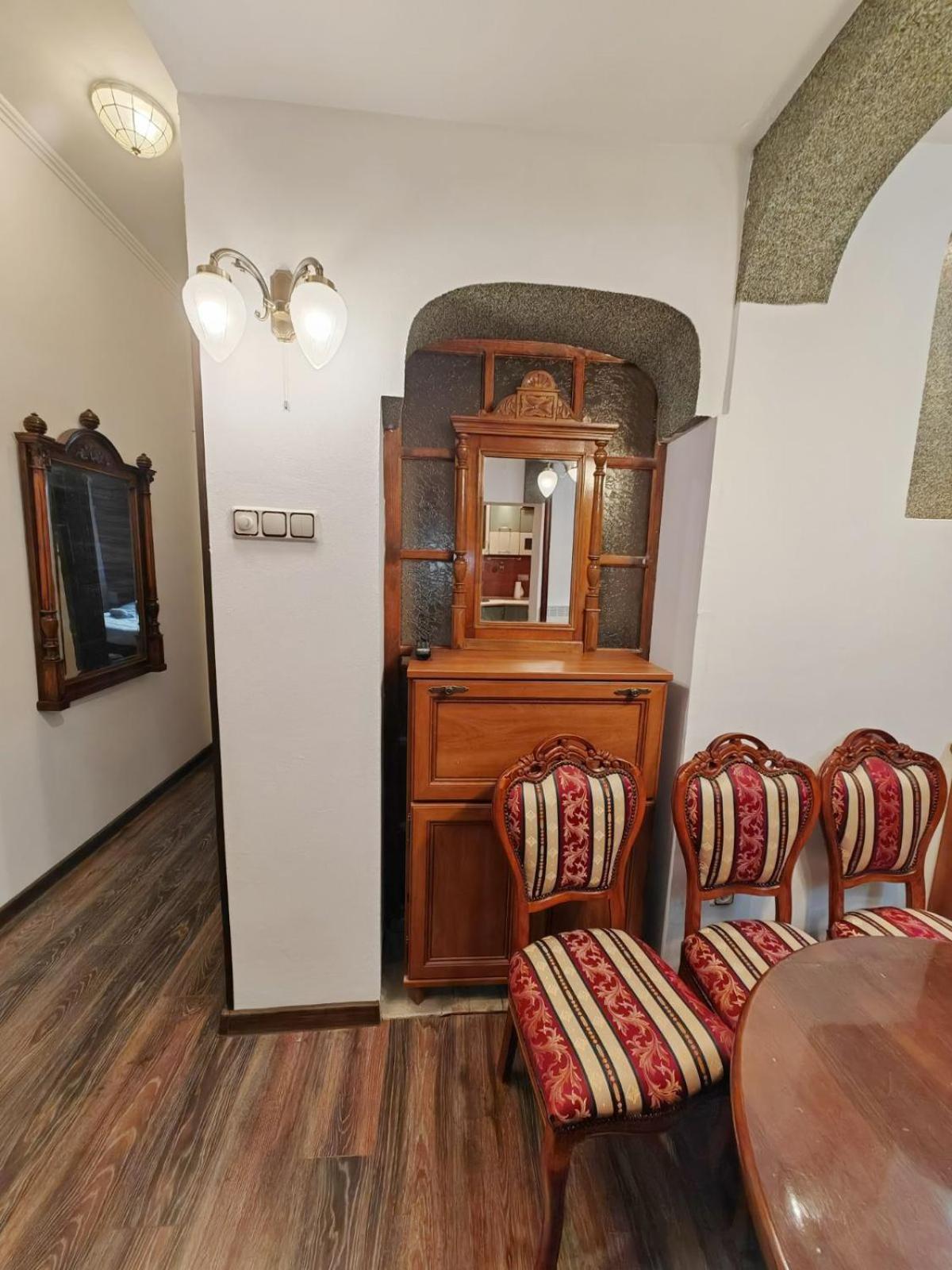 Central 1-BR Apartment