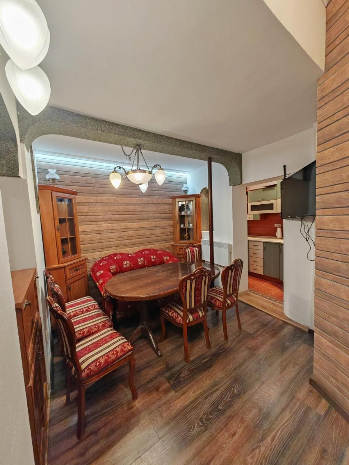 Central 1-BR Apartment