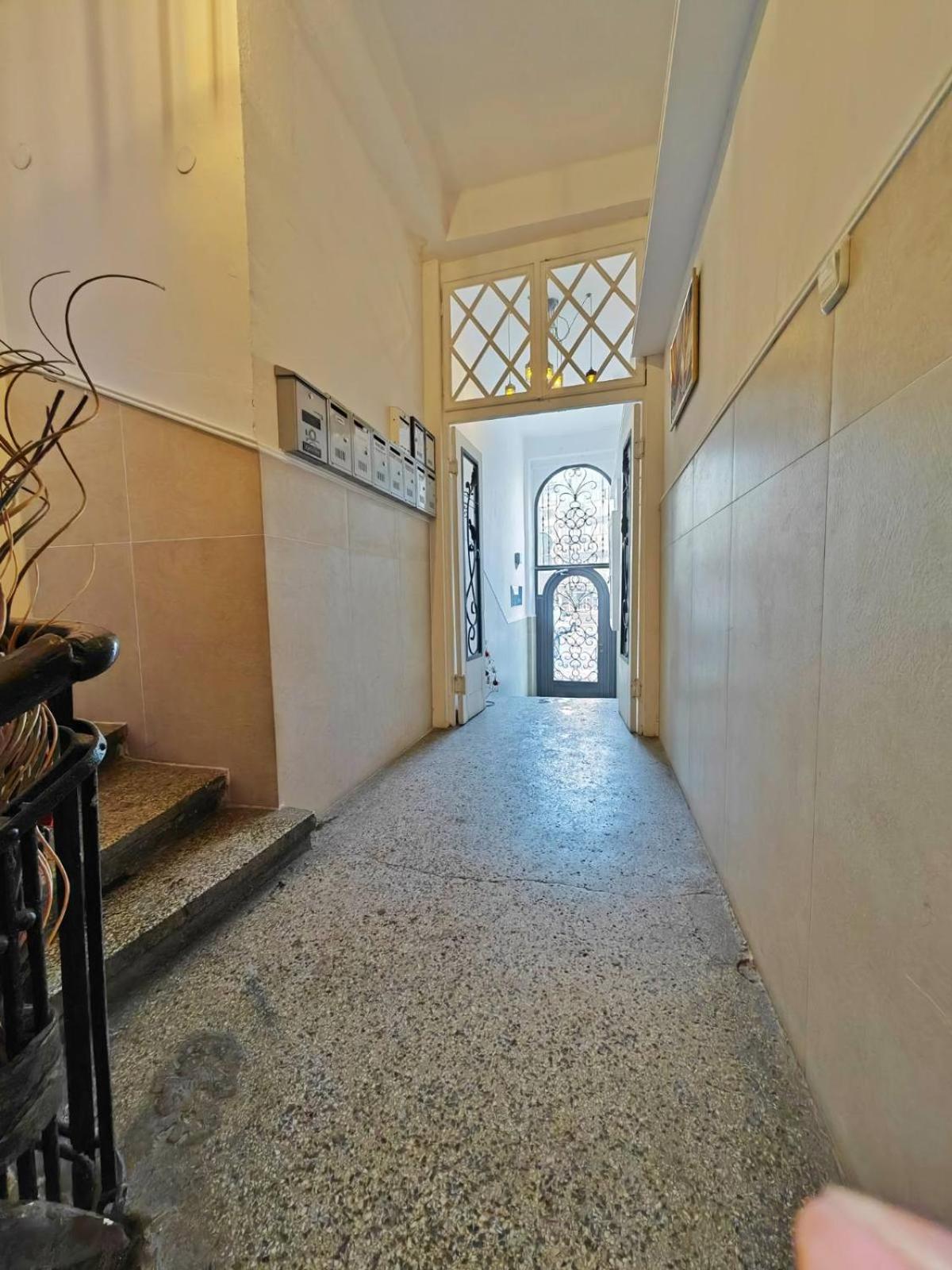 Central 1-BR Apartment