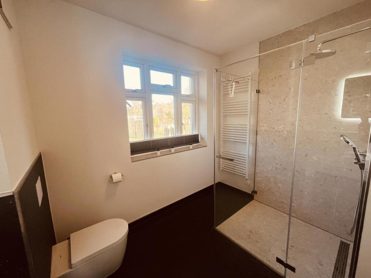 Friesia Urlaub unterm Reetdach fuer 4 Pers Terrasse Garten 2 SZ