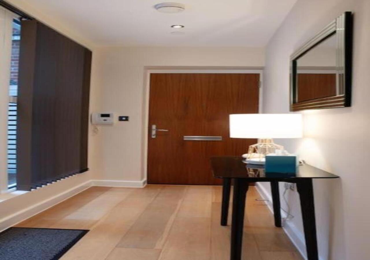 Westminster 1 bed apt with terrace and Air-Con