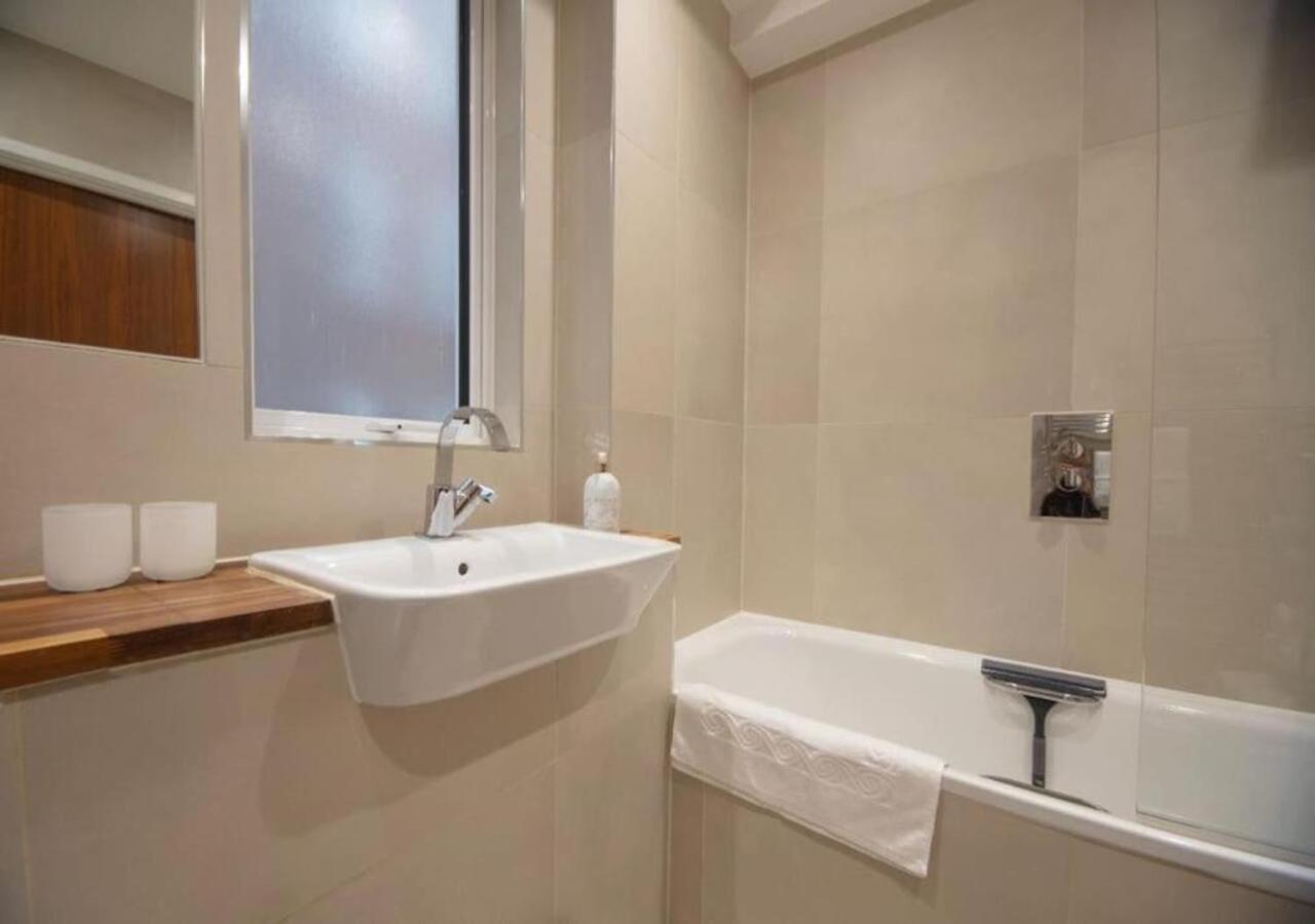 Westminster 1 bed apt with terrace and Air-Con