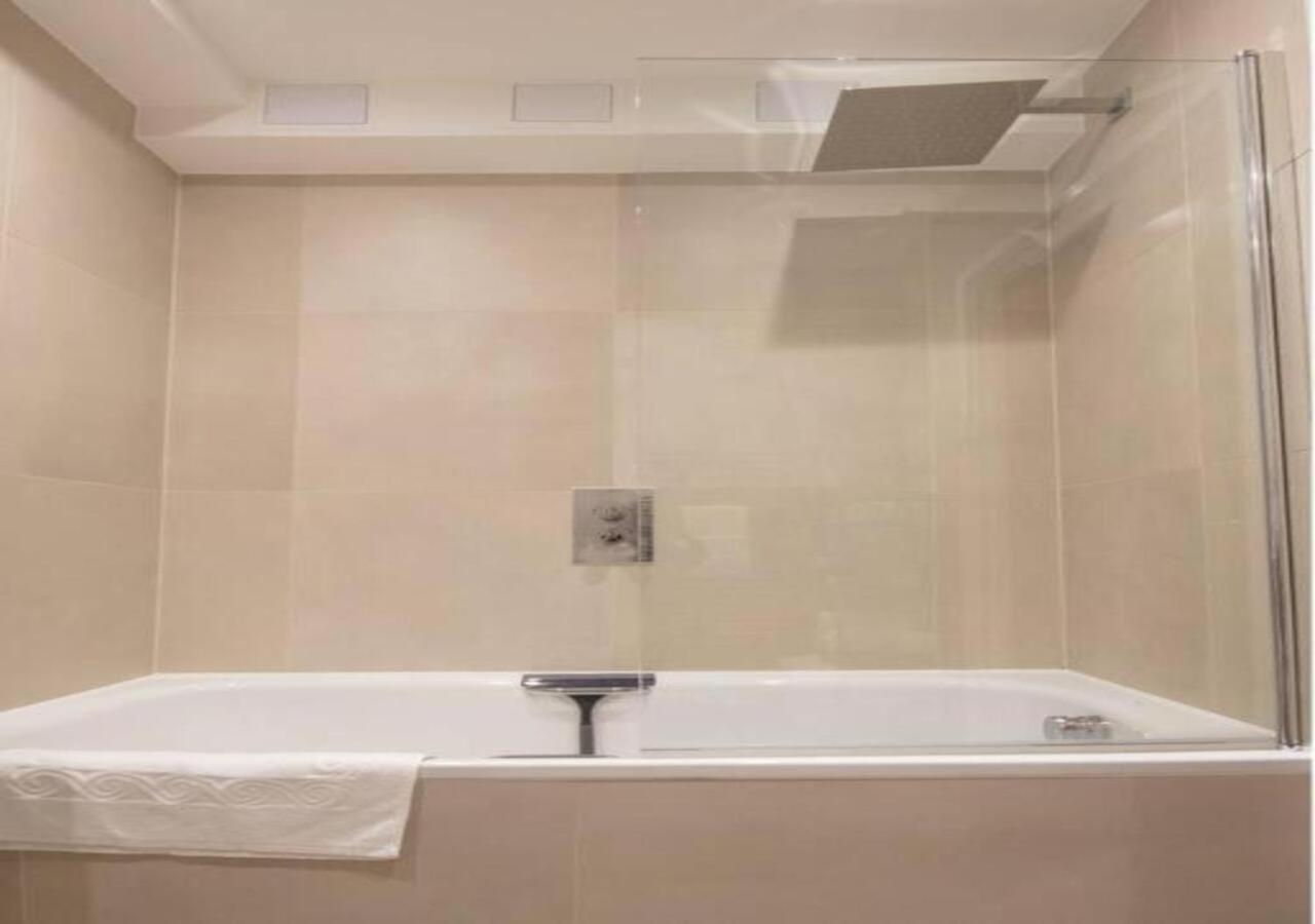 Westminster 1 bed apt with terrace and Air-Con