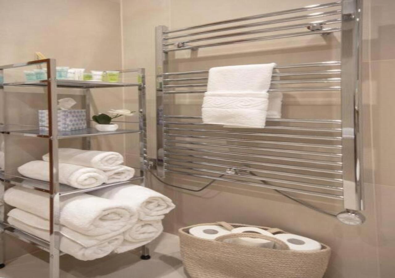 Westminster 1 bed apt with terrace and Air-Con
