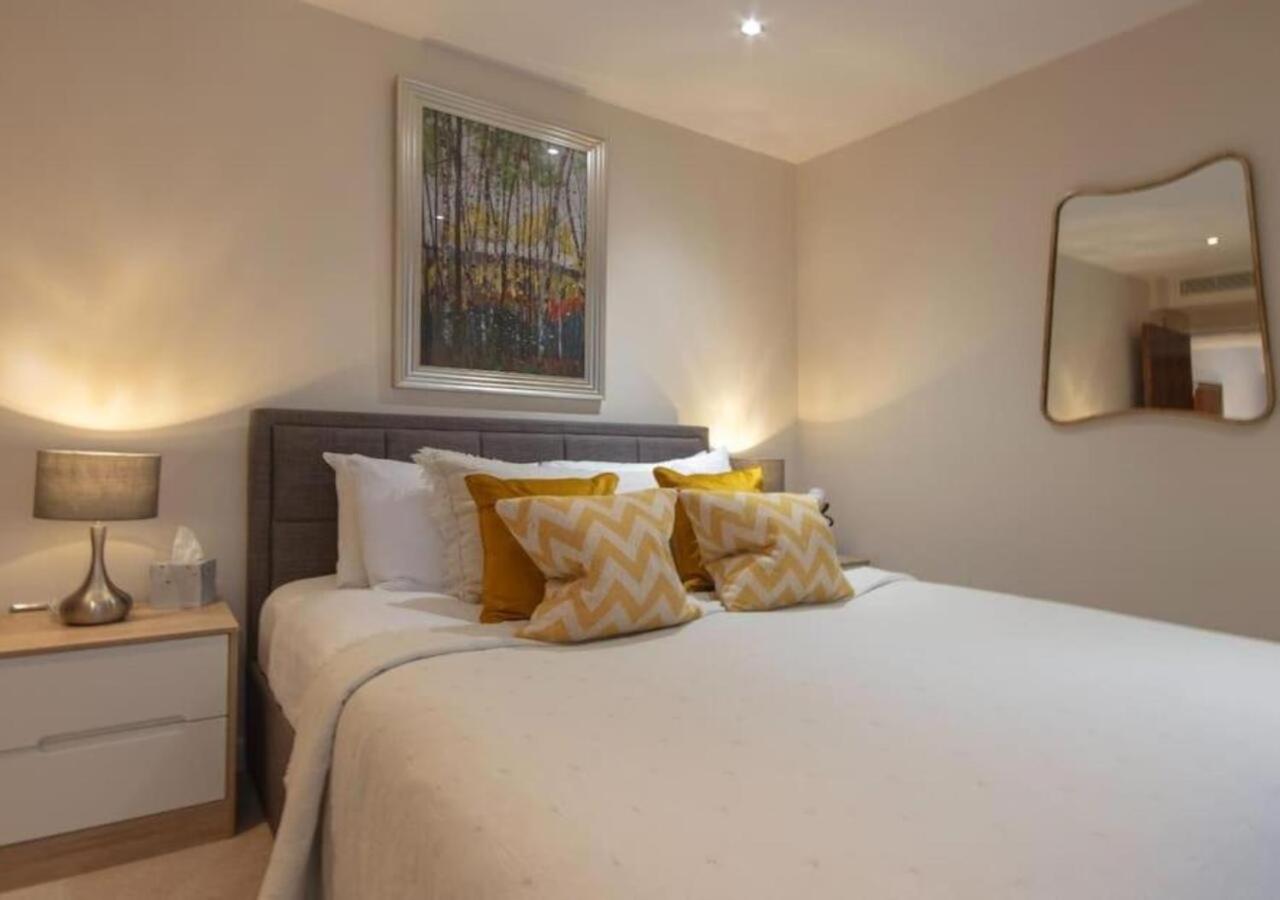 Westminster 1 bed apt with terrace and Air-Con