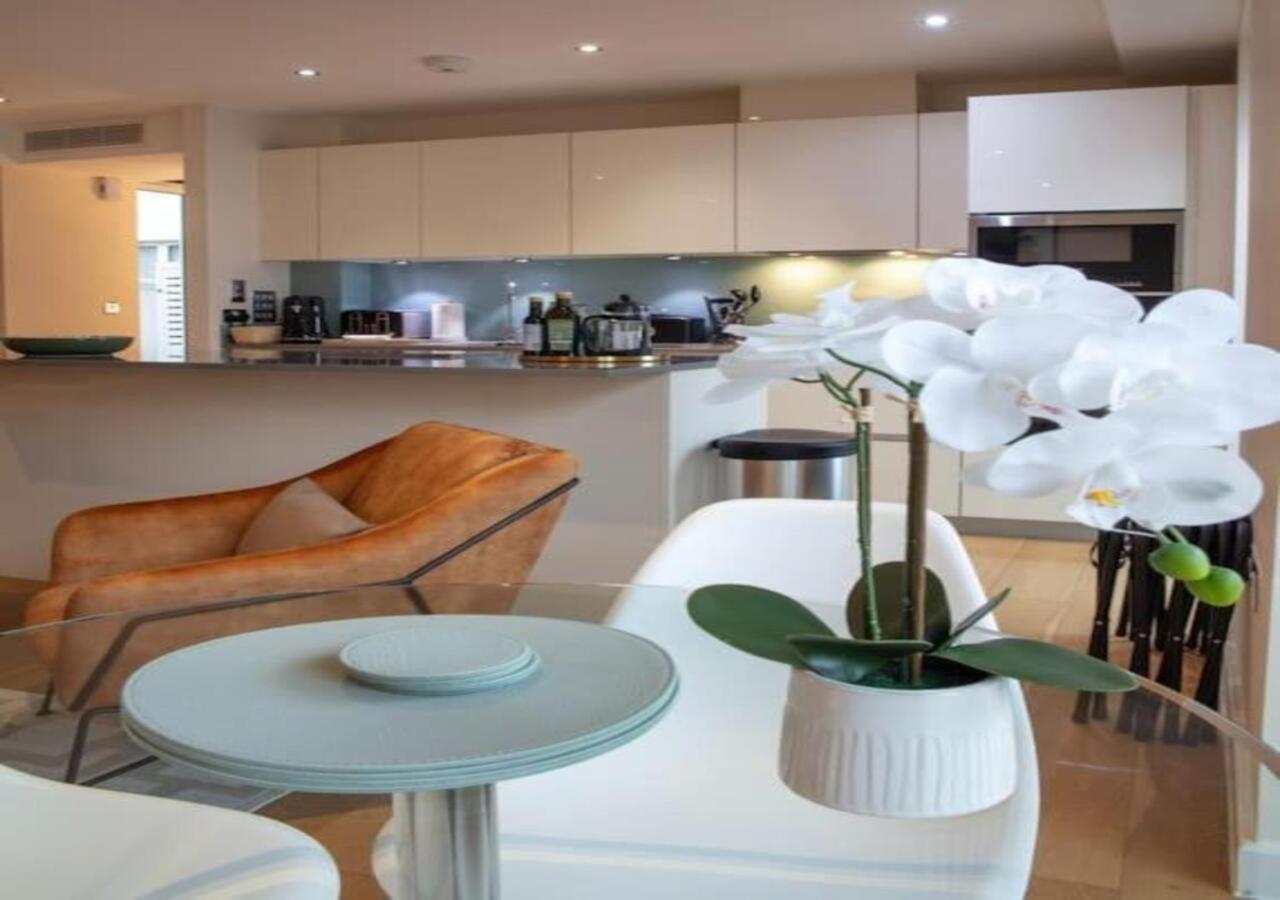 Westminster 1 bed apt with terrace and Air-Con