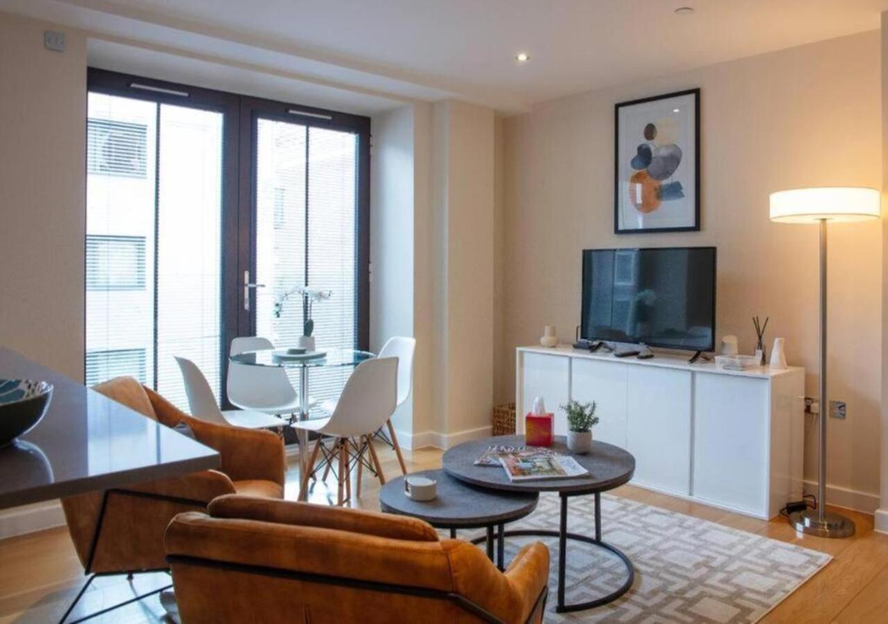 Westminster 1 bed apt with terrace and Air-Con