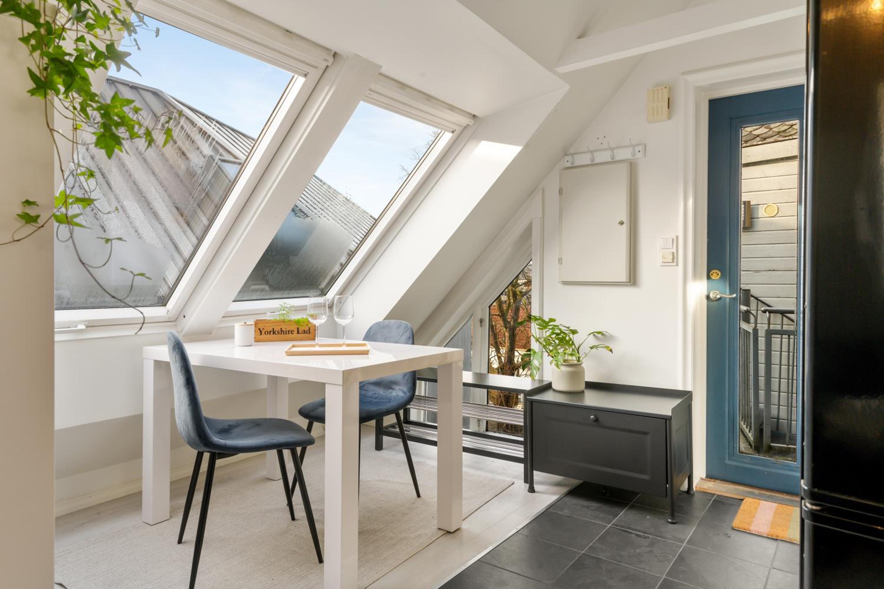 Dinbnb Apartments I 100 meters from Bryggen I Self check-in I Coffee + view 2