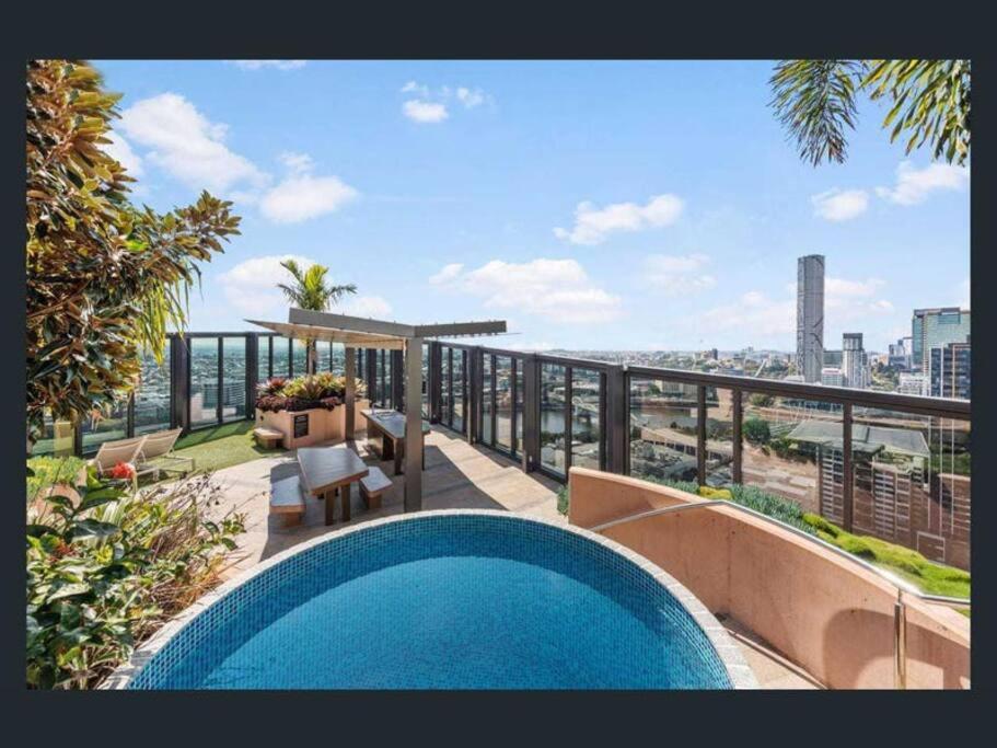 Spectacular views, king bd plus single bed & parking