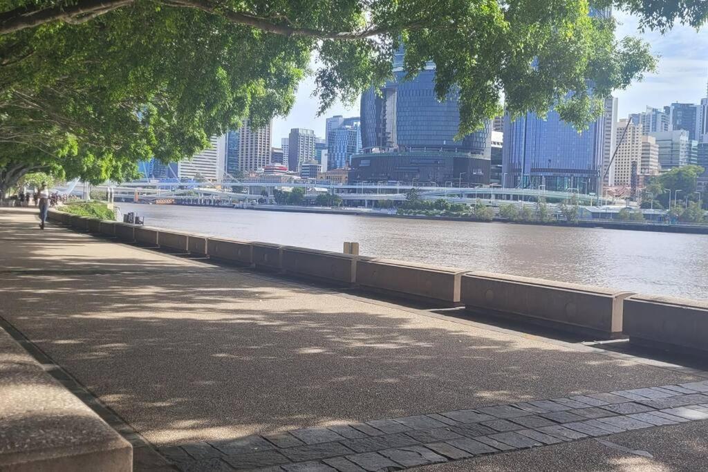 Spectacular views, king bd plus single bed & parking