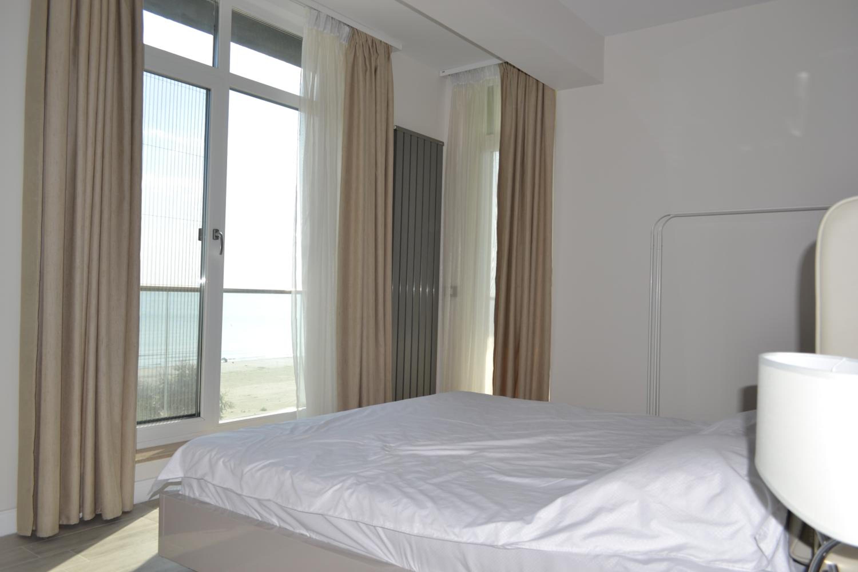 Frontal SeaView Apartment Spa&Pool Resort - parking