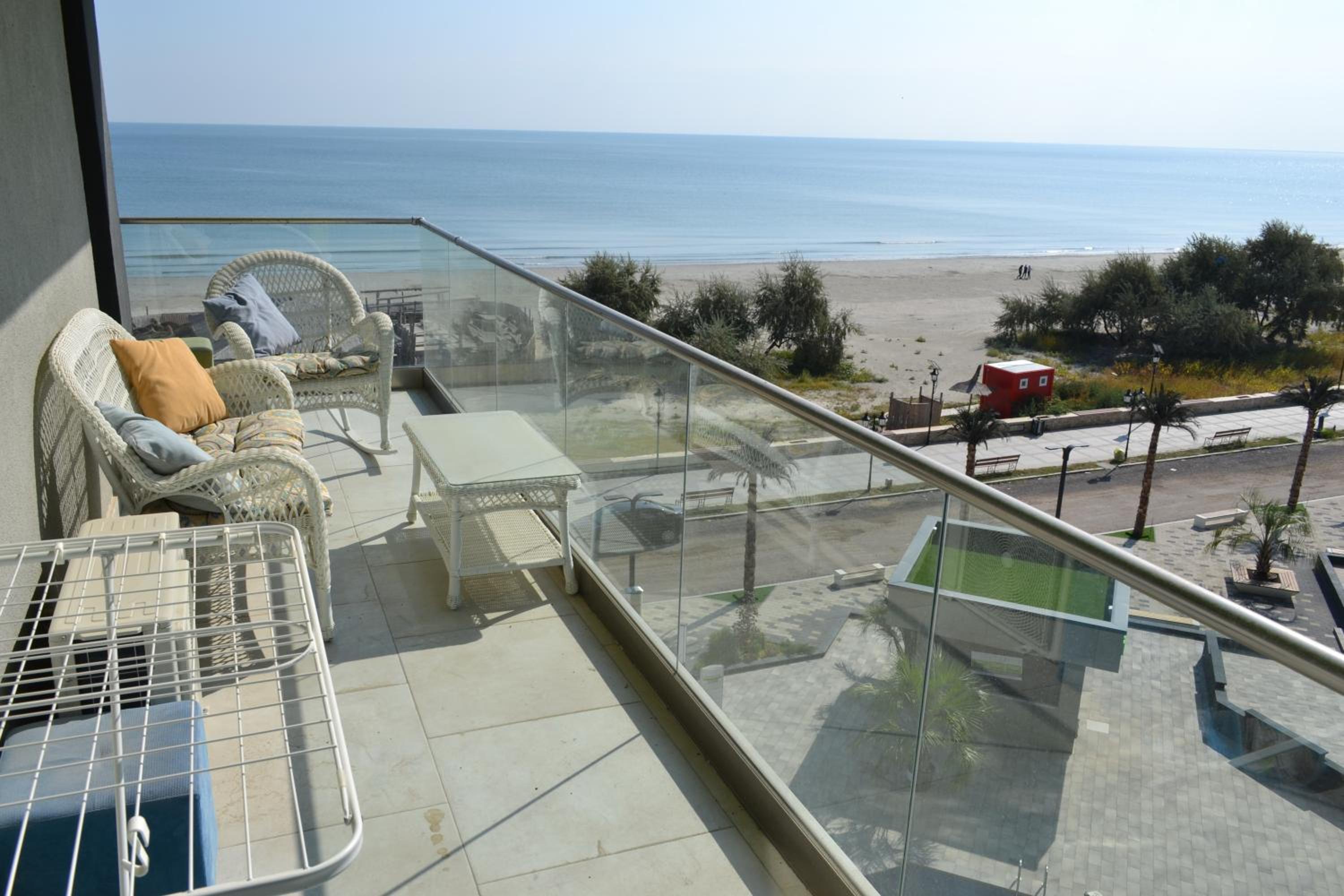 Frontal SeaView Apartment Spa&Pool Resort - parking
