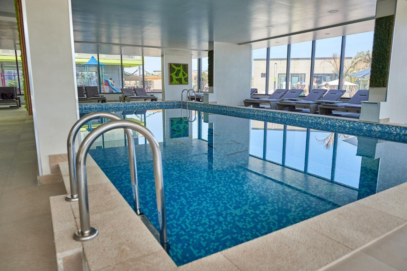 Frontal SeaView Apartment Spa&Pool Resort - parking