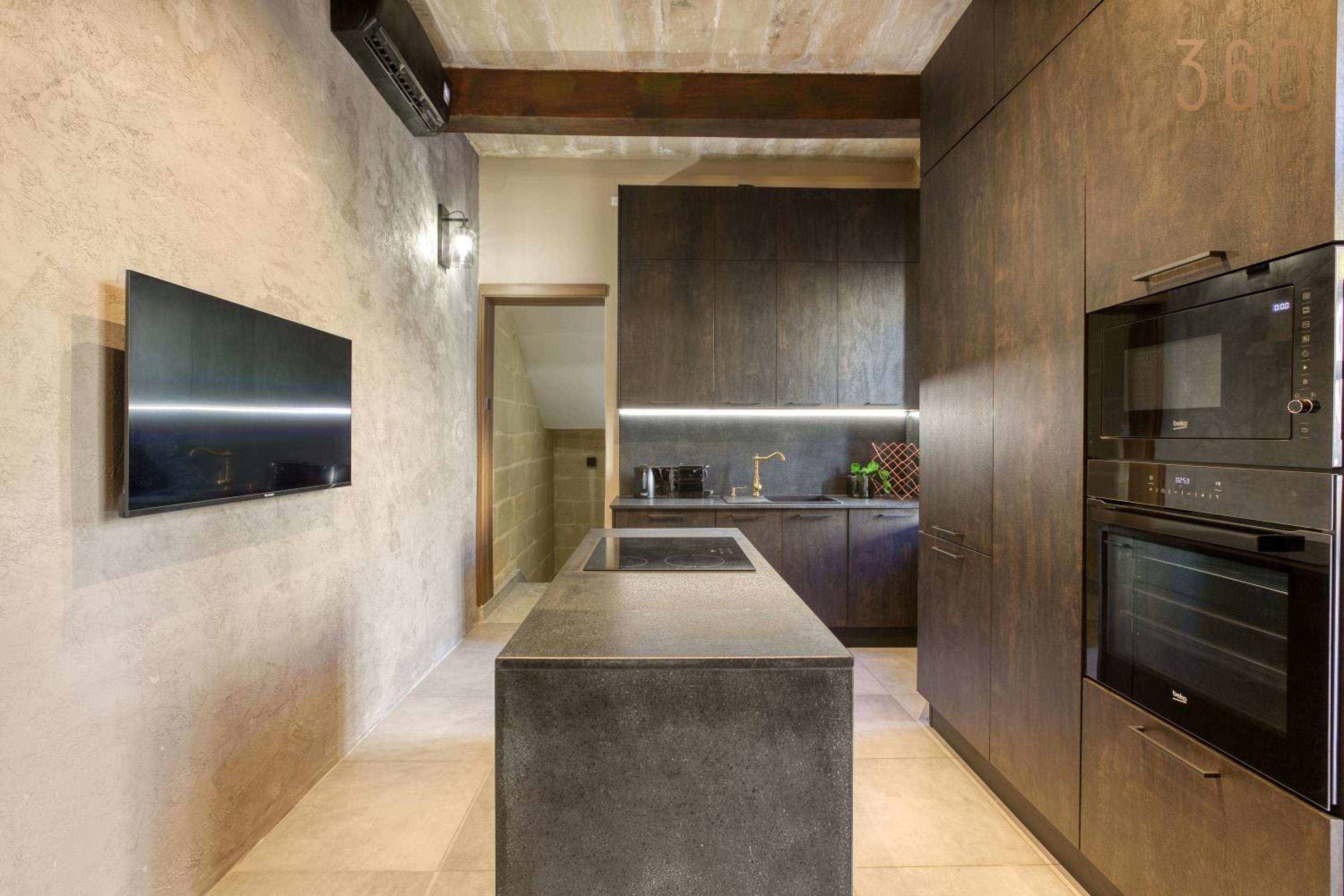 Stunning 3BR Townhouse with Private Rooftop Access by 360 Estates view 5