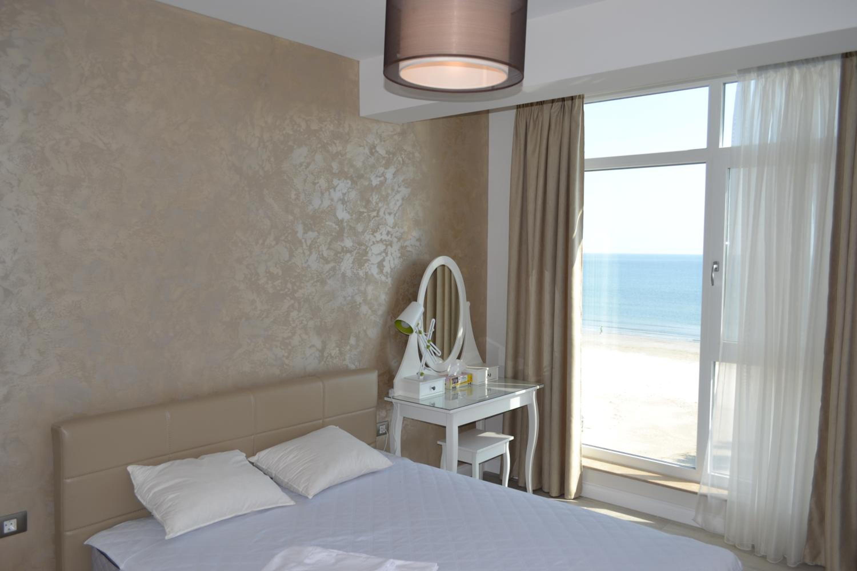 Frontal SeaView Apartment Spa&Pool Resort - parking