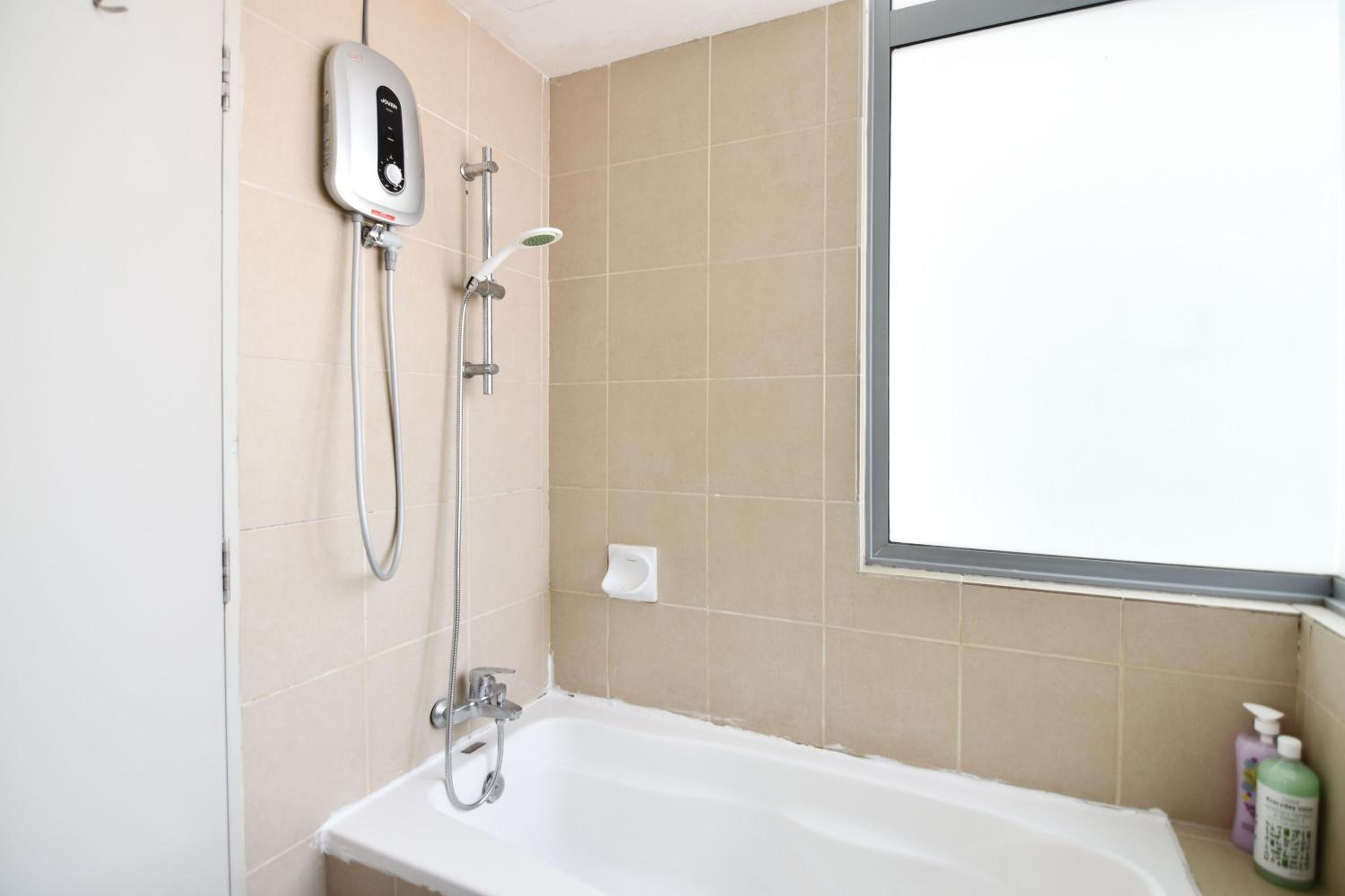 A Spacious & Cozy High-Floor 4BR Apt FREE Parking