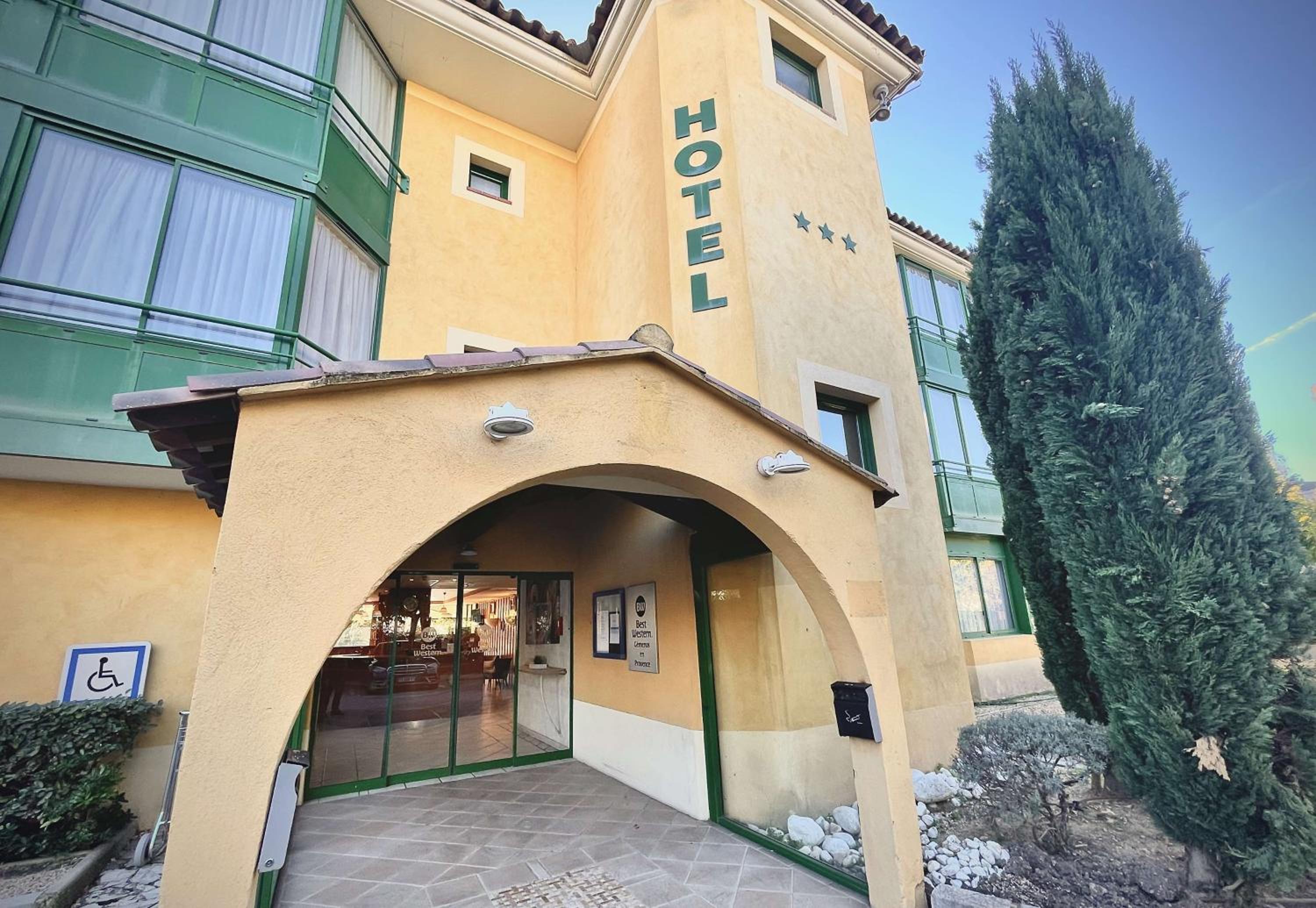 Hotel Best Western Gemenos en Provence - Image 1