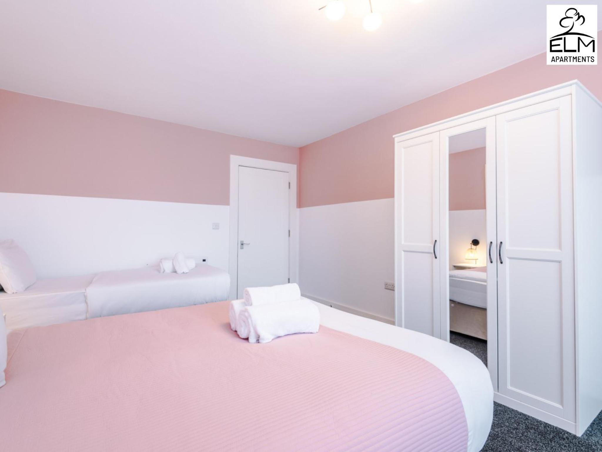 Elm Aparthotel , Collection of apartments Available Near Media City , Free Parking view 4