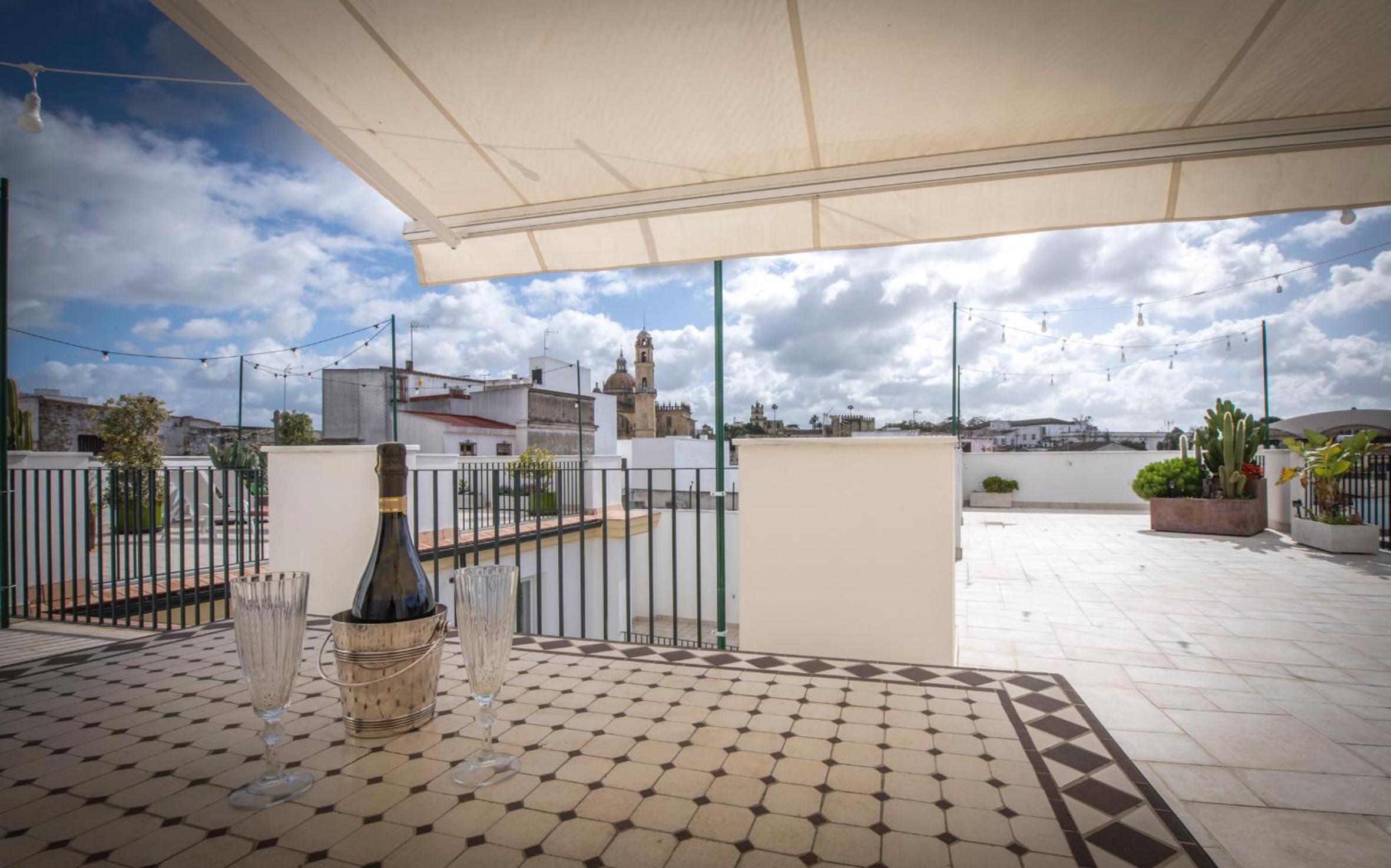 Palacio el Duende-Parking privado-terraza Vista Catedral old town