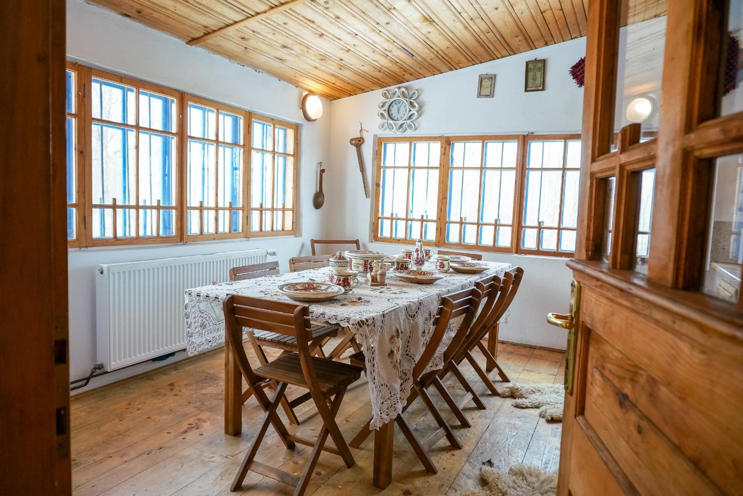 Casa Plaiul Cailor: Rustic Mountain Hideaway view 2