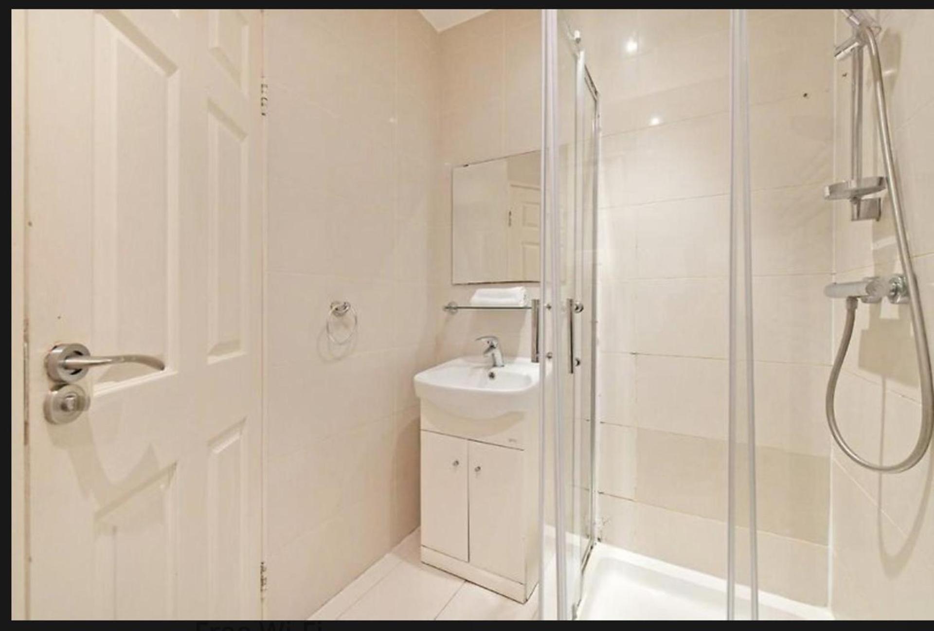 Captivating 1-Bed Apartment in London view 5