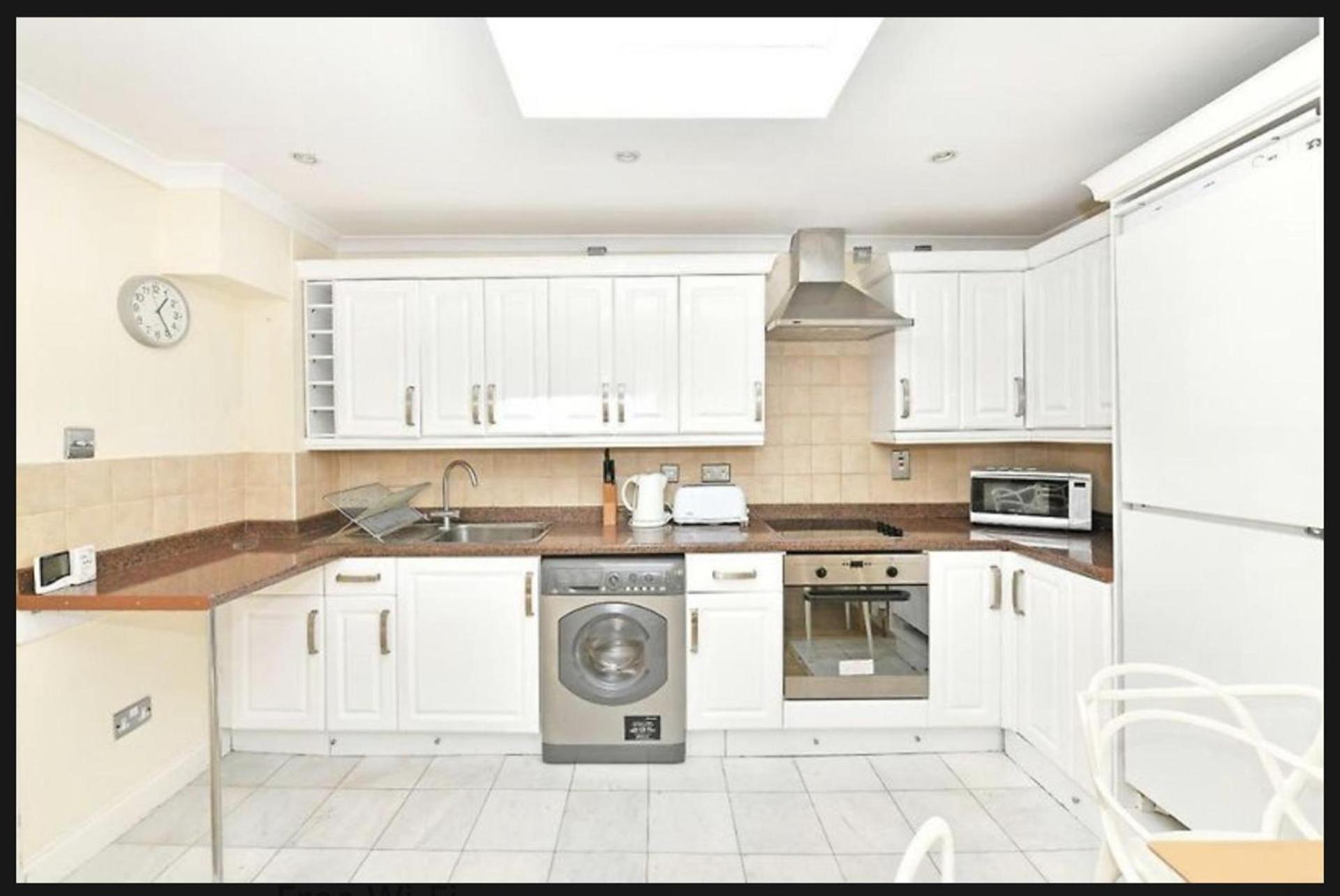 Captivating 1-Bed Apartment in London view 3