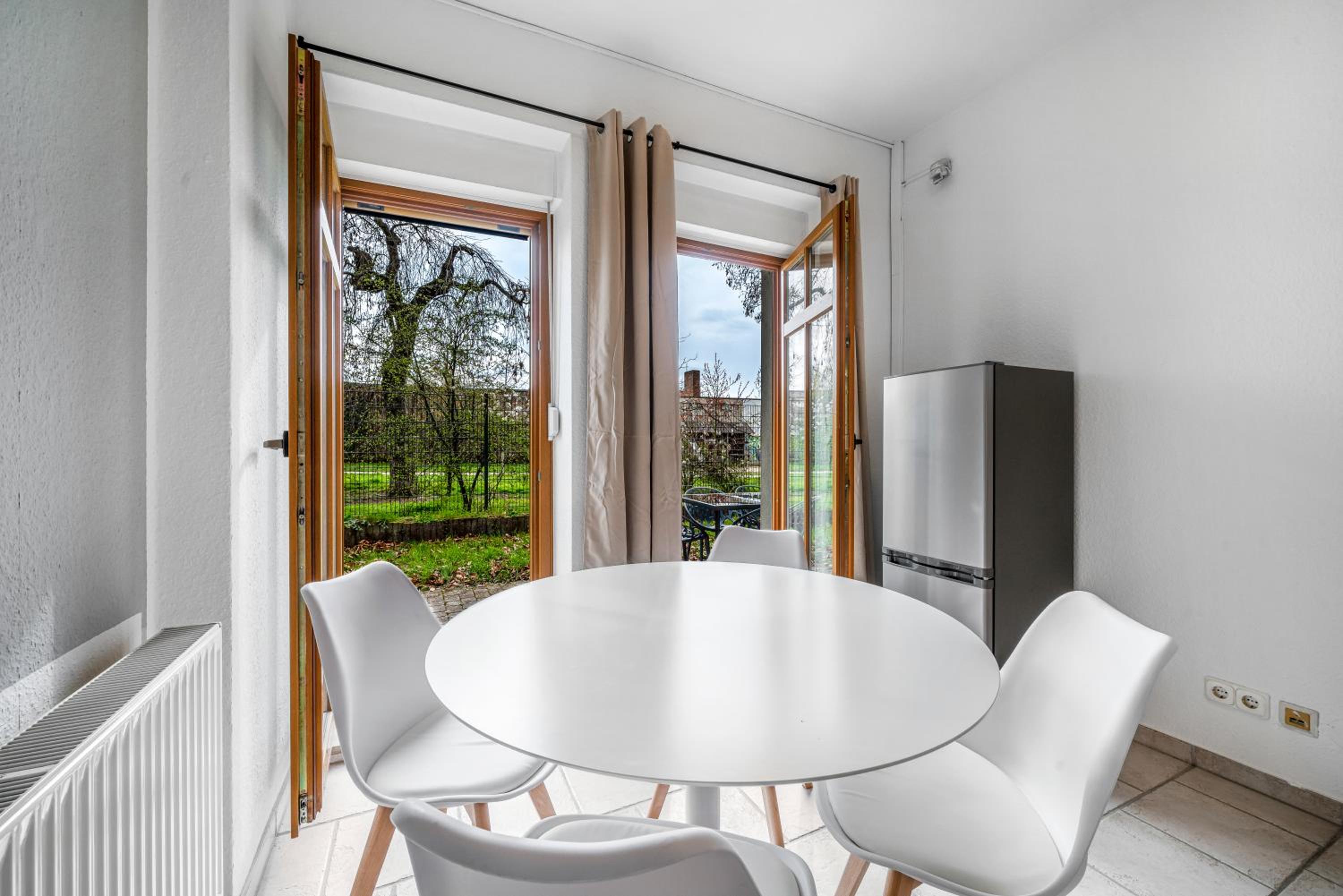 LeHaStays - Apartments Buckau 16a I Küche I Smart TV mit Netflix I toller Innenhof