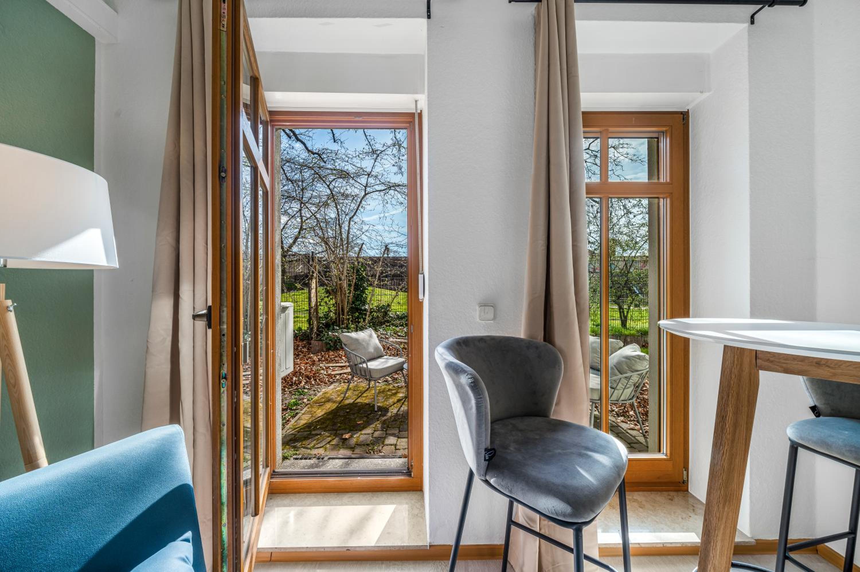 LeHaStays - Apartments Buckau 16a I Küche I Smart TV mit Netflix I toller Innenhof