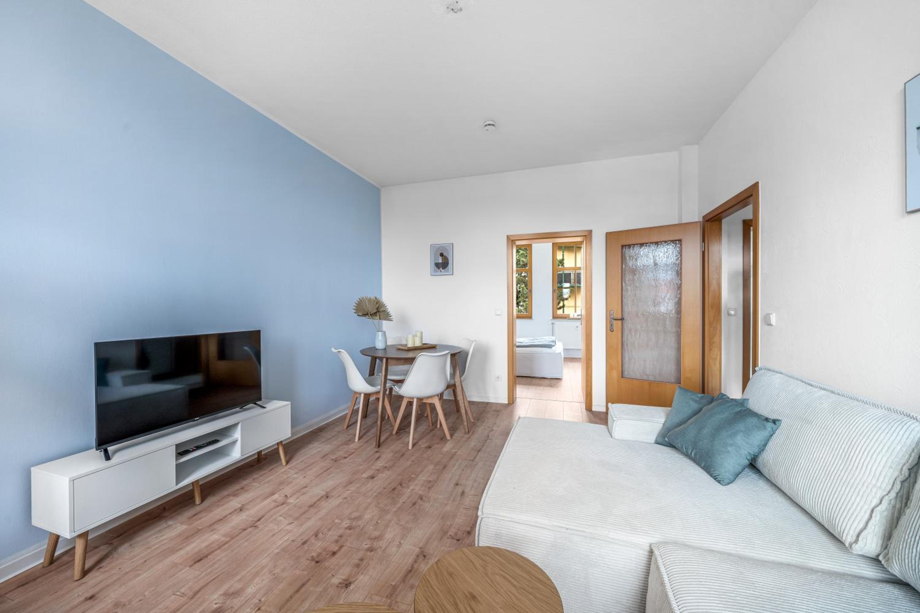 LeHaStays - Apartments Buckau 16a I Küche I Smart TV mit Netflix I toller Innenhof