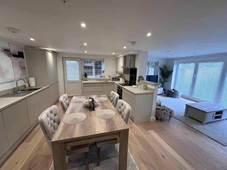 2bed Ground Floor flat + garden view 4