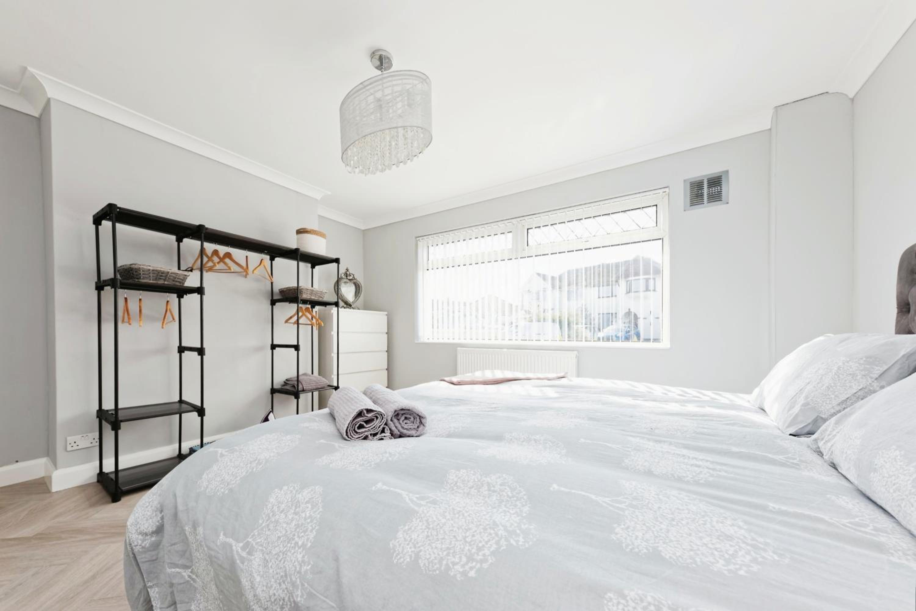 Spacious 3 Bedroom Modern House with Garden view 2