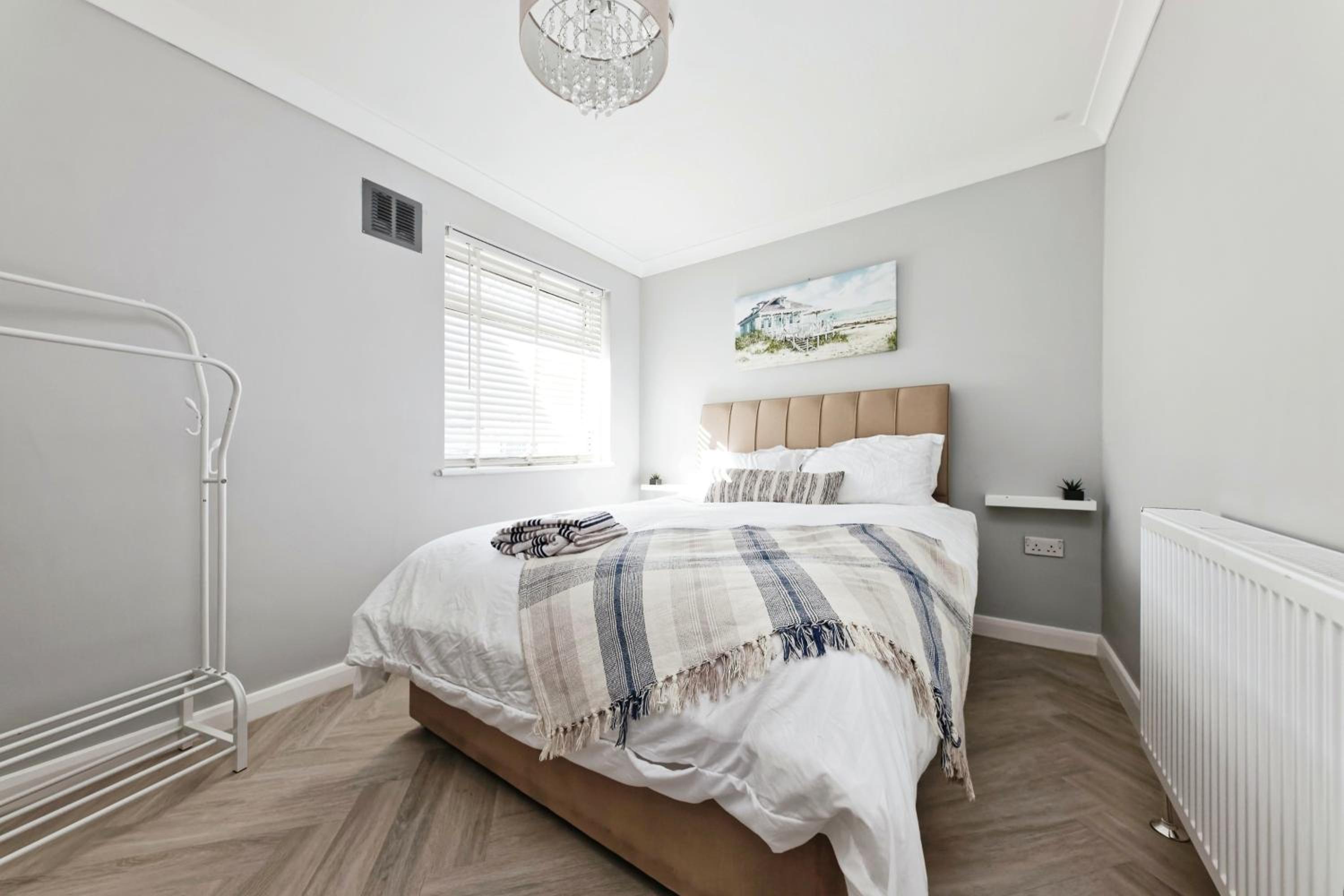 Spacious 3 Bedroom Modern House with Garden view 5