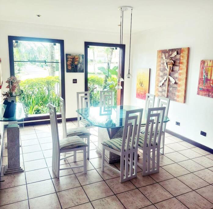 Casa luxuosa em Jd. Acapulco - Guarujá
