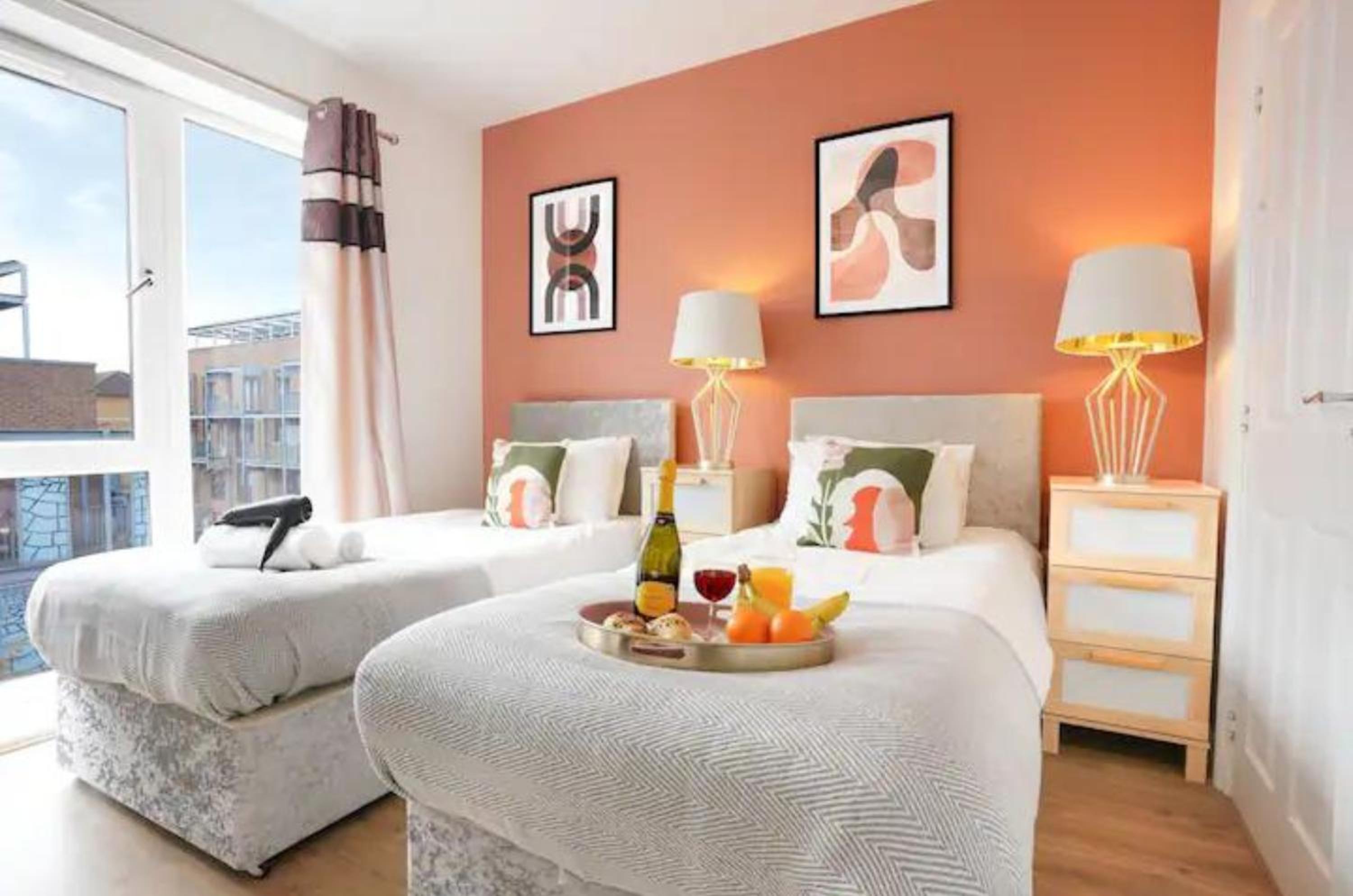 Beautiful 2 Bedroom, 2 Bathroom, Free Parking, Milton Keynes City Centre Penthouse Apartment view 4