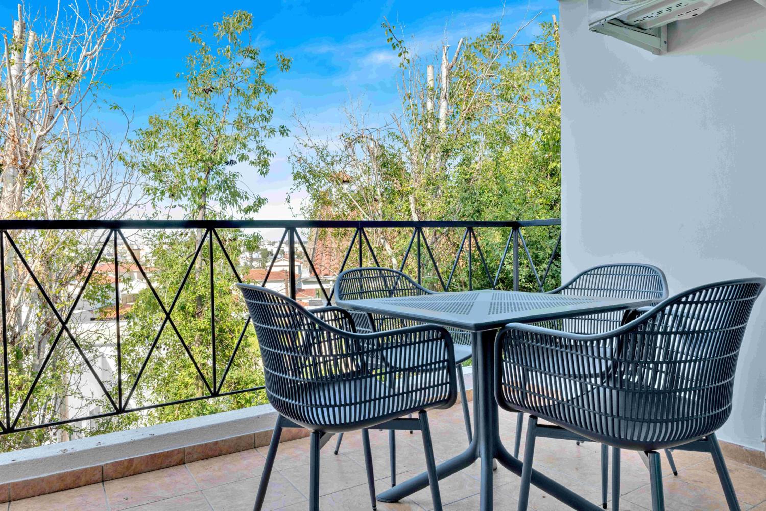 Phaedrus Living: Modern City Flat Elpida