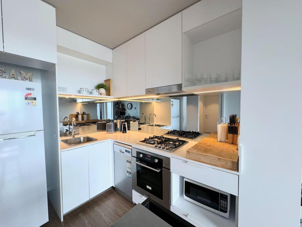 Modern Homely 2BR APT w Parking Bowen Hills