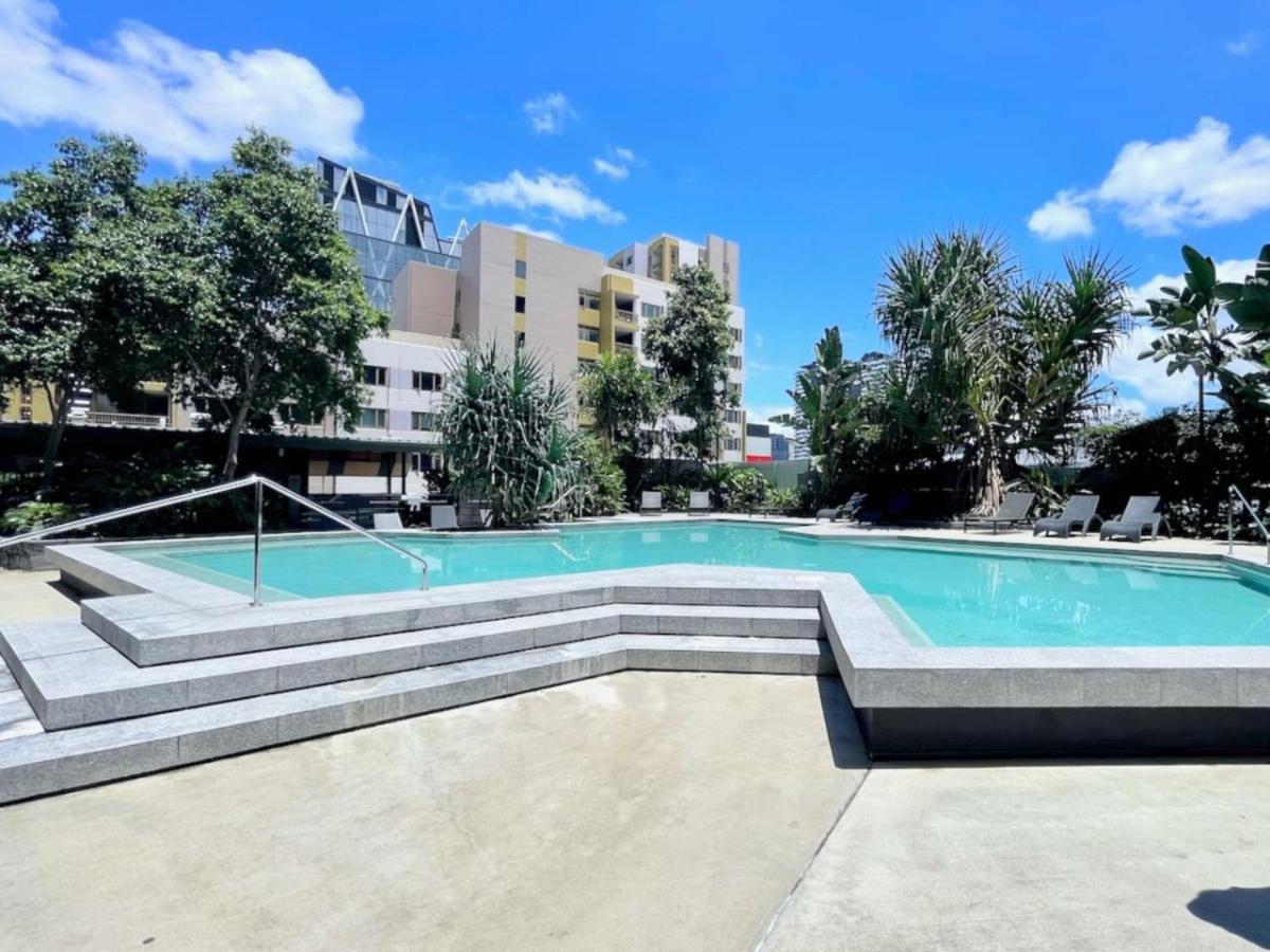 Modern Homely 2BR APT w Parking Bowen Hills
