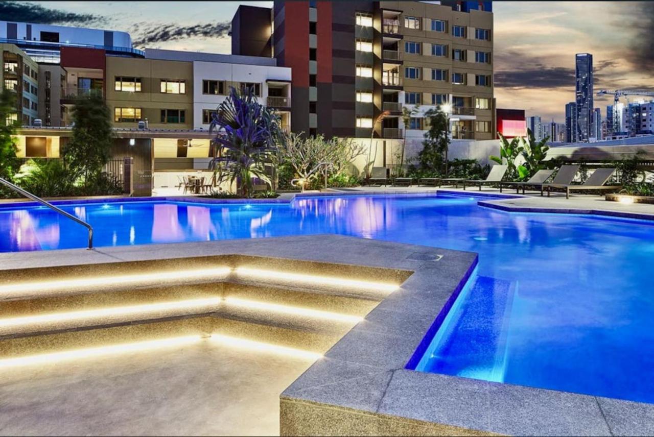 Modern Homely 2BR APT w Parking Bowen Hills