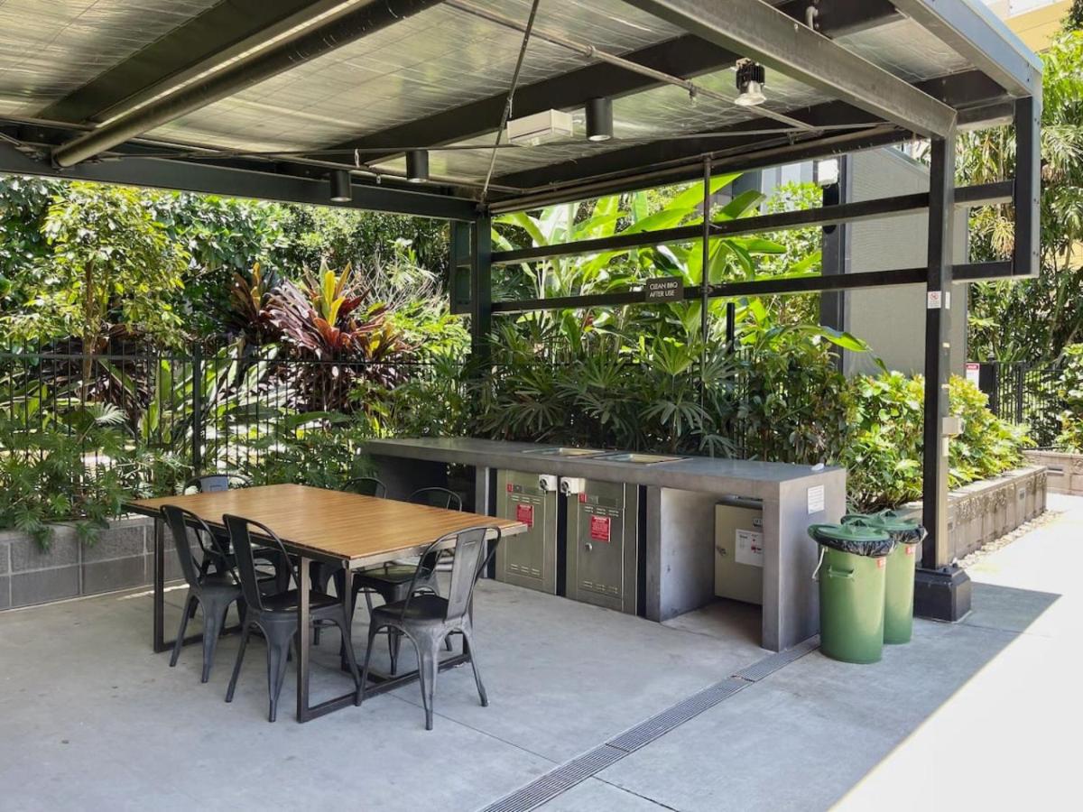 Modern Homely 2BR APT w Parking Bowen Hills
