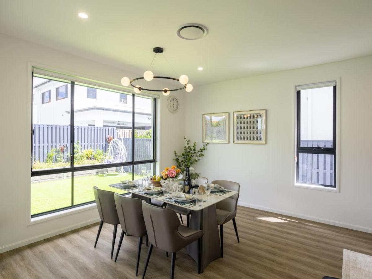 Modern Elegance Spacious 5BR Retreat in Rochedale