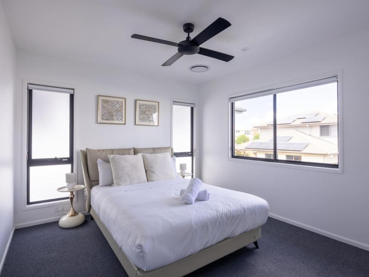 Modern Elegance Spacious 5BR Retreat in Rochedale